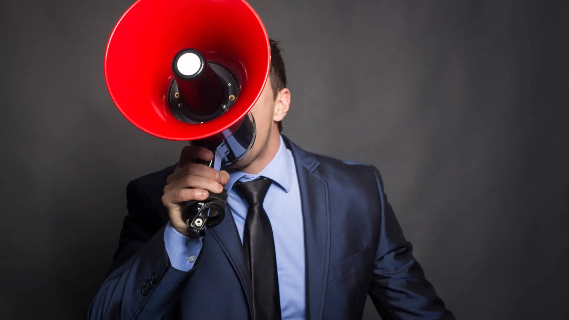 Hombre con megáfono dando su opinón sobre evo banco