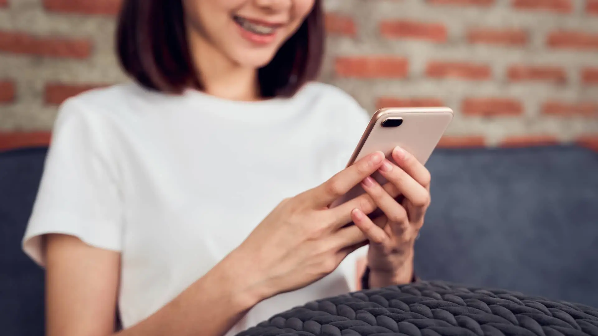 Mujer realizando transferencias desde cuenta evo banco con su smartphone Mujer realizando transferencias desde cuenta evo banco con su smartphone