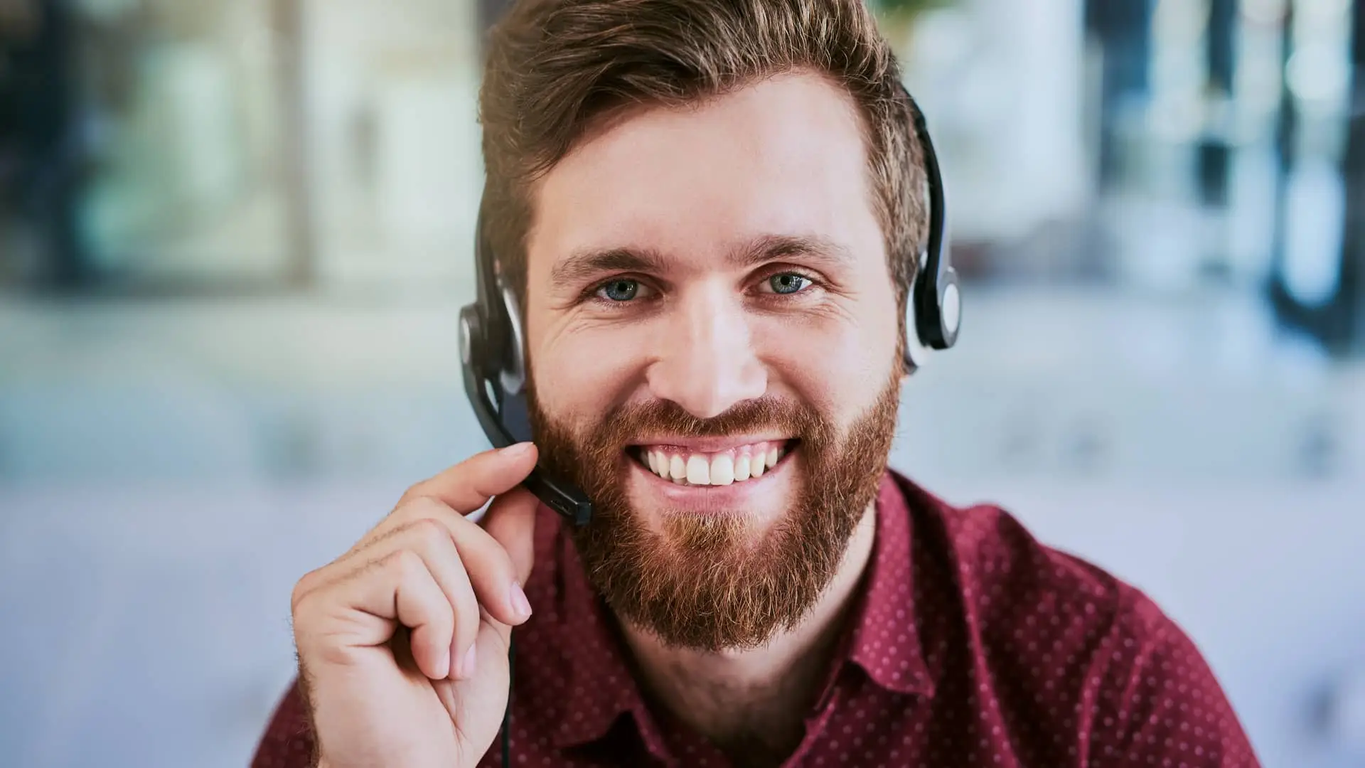Teleoperador de atención al cliente de fintonic sonriente desarrollando su trabajo Teleoperador de atención al cliente de fintonic sonriente desarrollando su trabajo