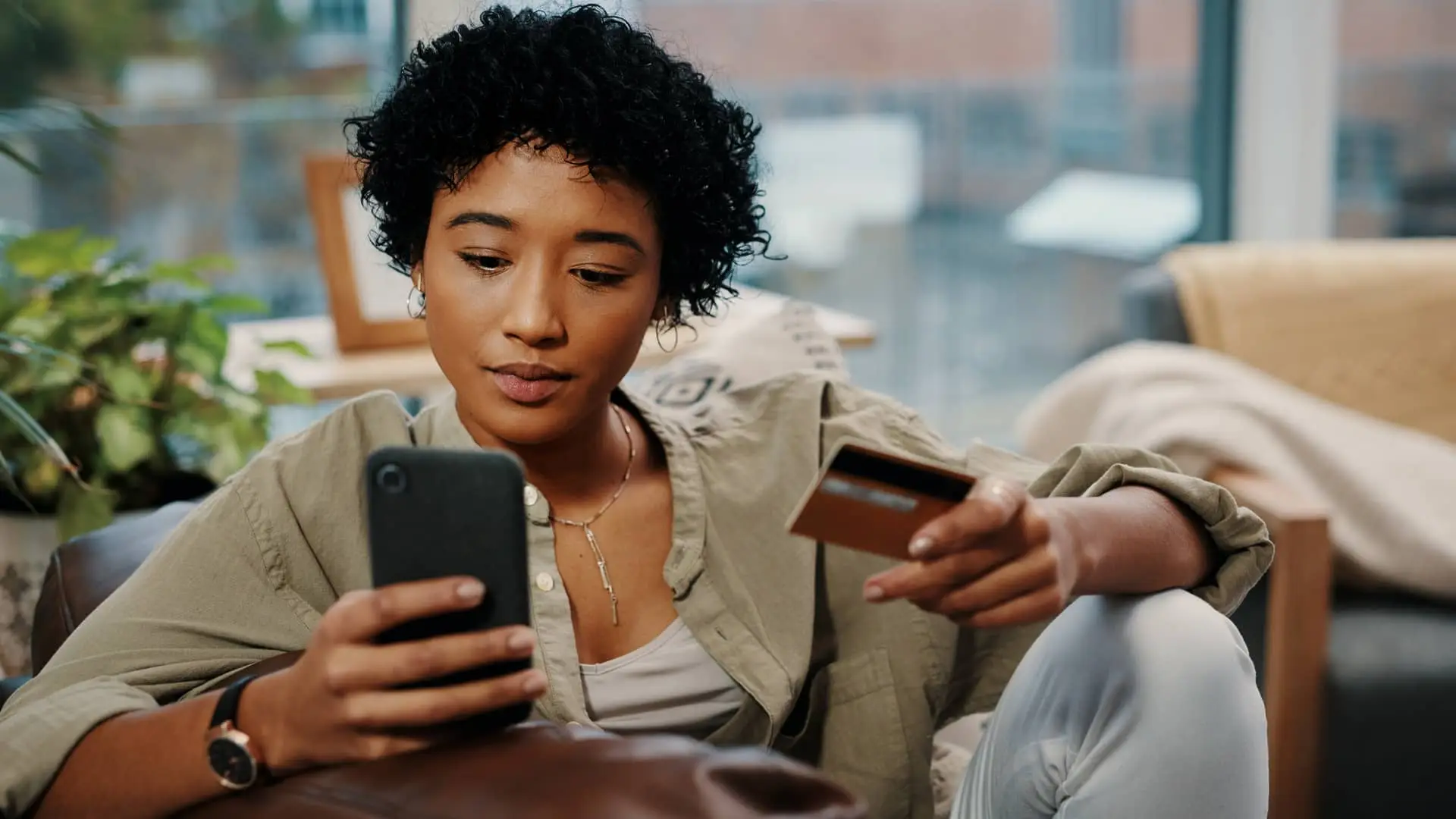 Mujer usando tarjeta fintonic para realizar compras online Mujer usando tarjeta fintonic para realizar compras online