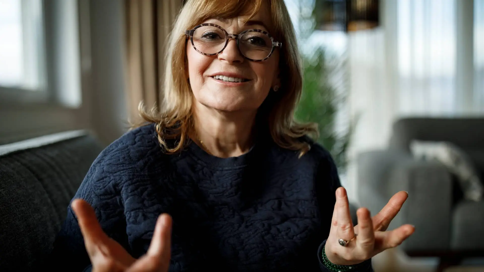 Mujer hablando dando su opinión sobre grocasa