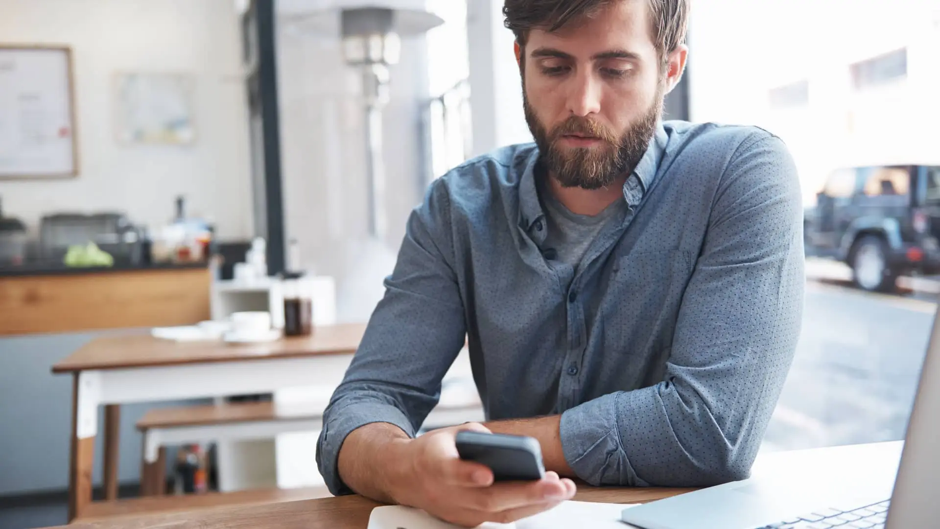 Hombre viendo sus cuentas de ibercaja con su smartphone Hombre viendo sus cuentas de ibercaja con su smartphone