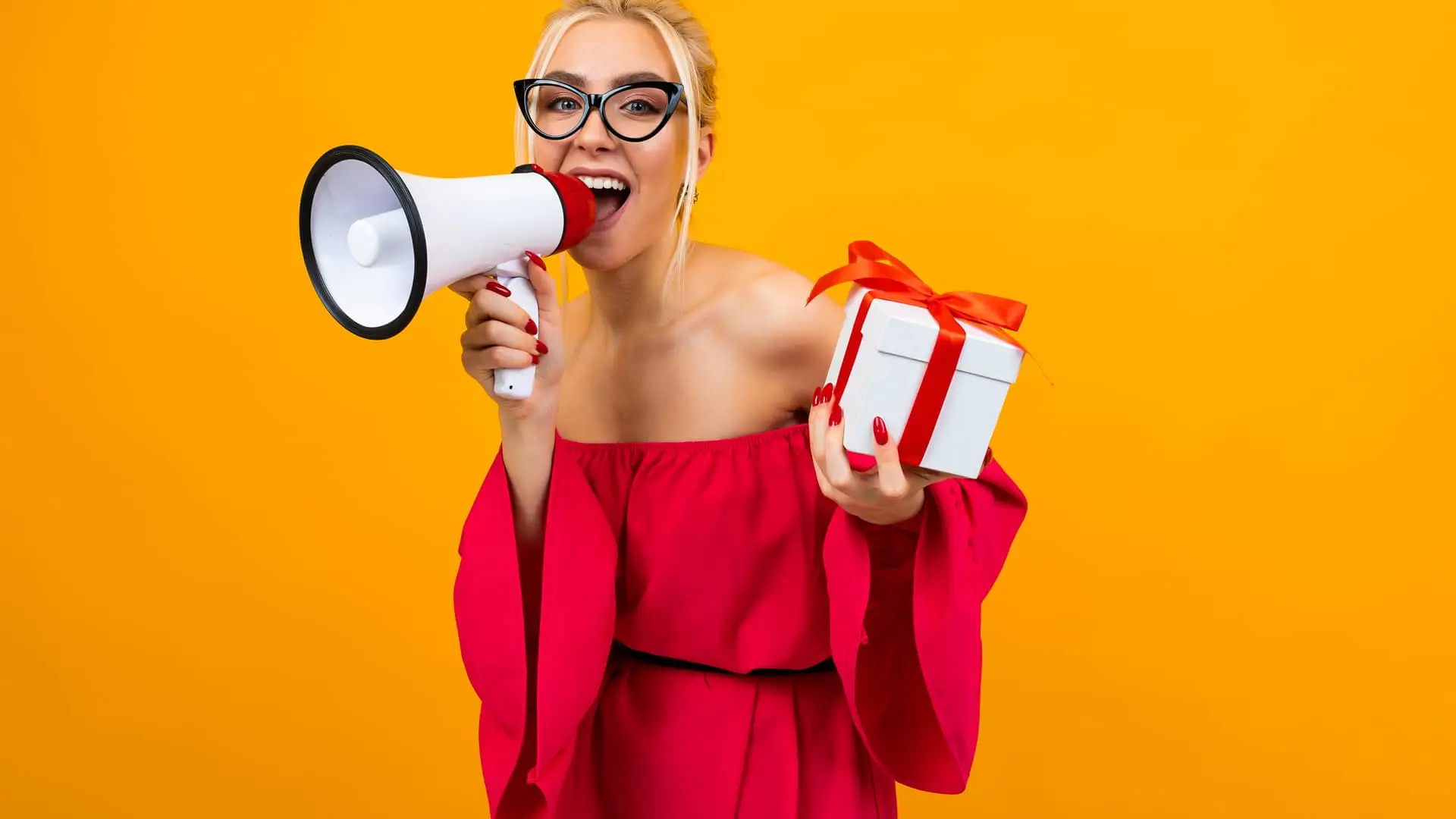 Mujer con megáfono dando su opinión sobre ibercaja