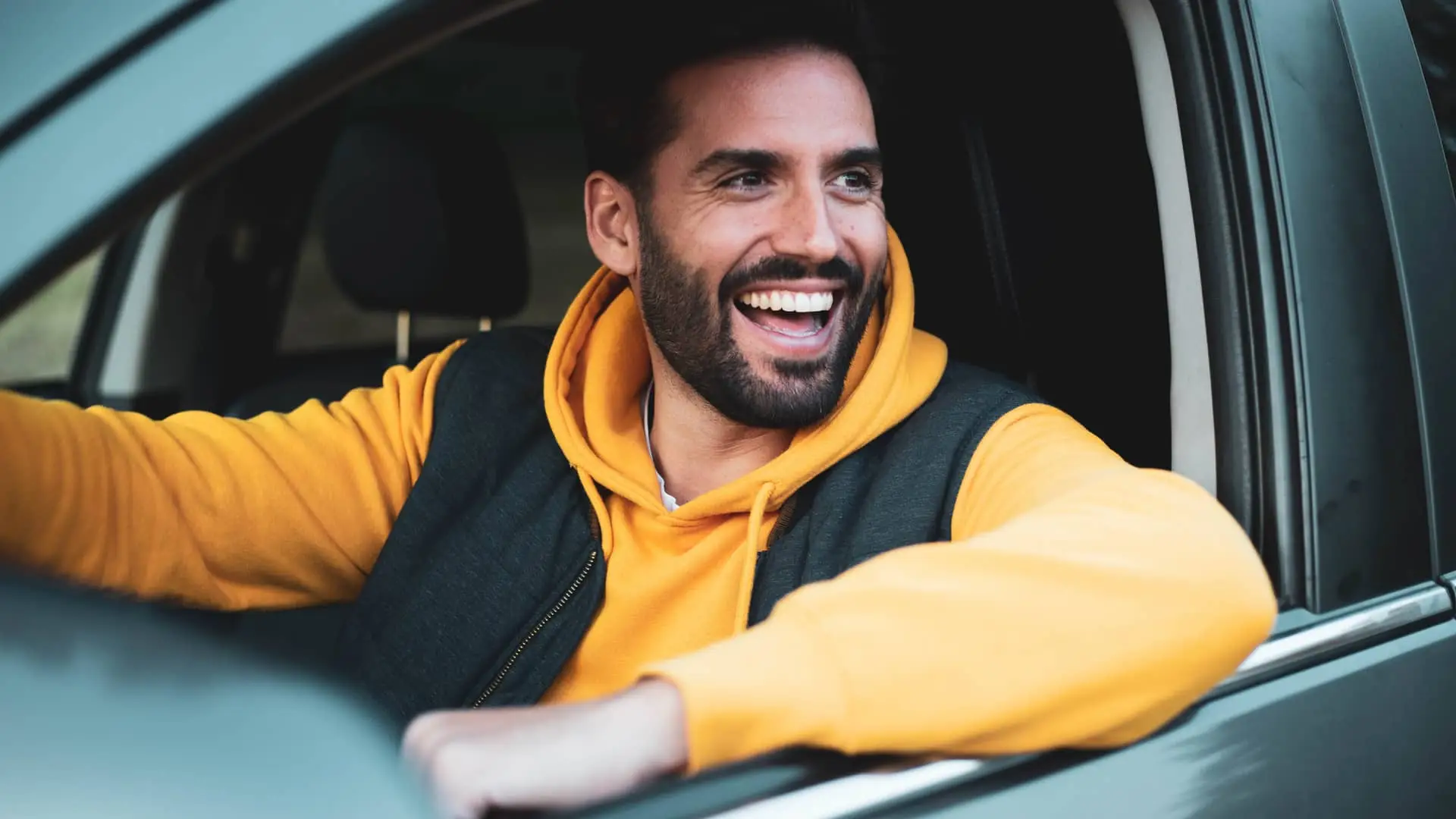 Joven conduciendo su coche asegurado con ibercaja