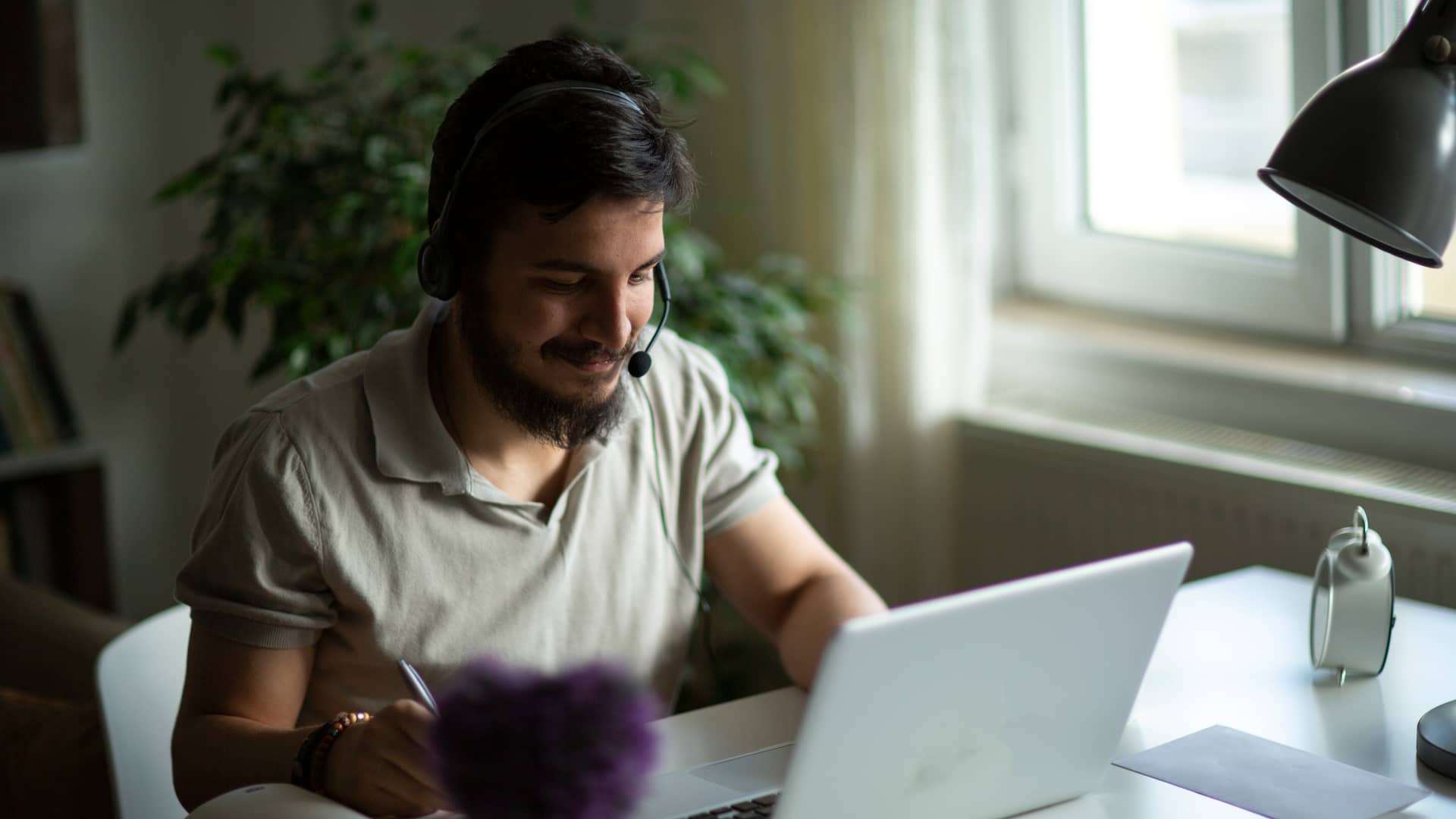 Teleoperador de atención al cliente de imaginbank teletrabajando
