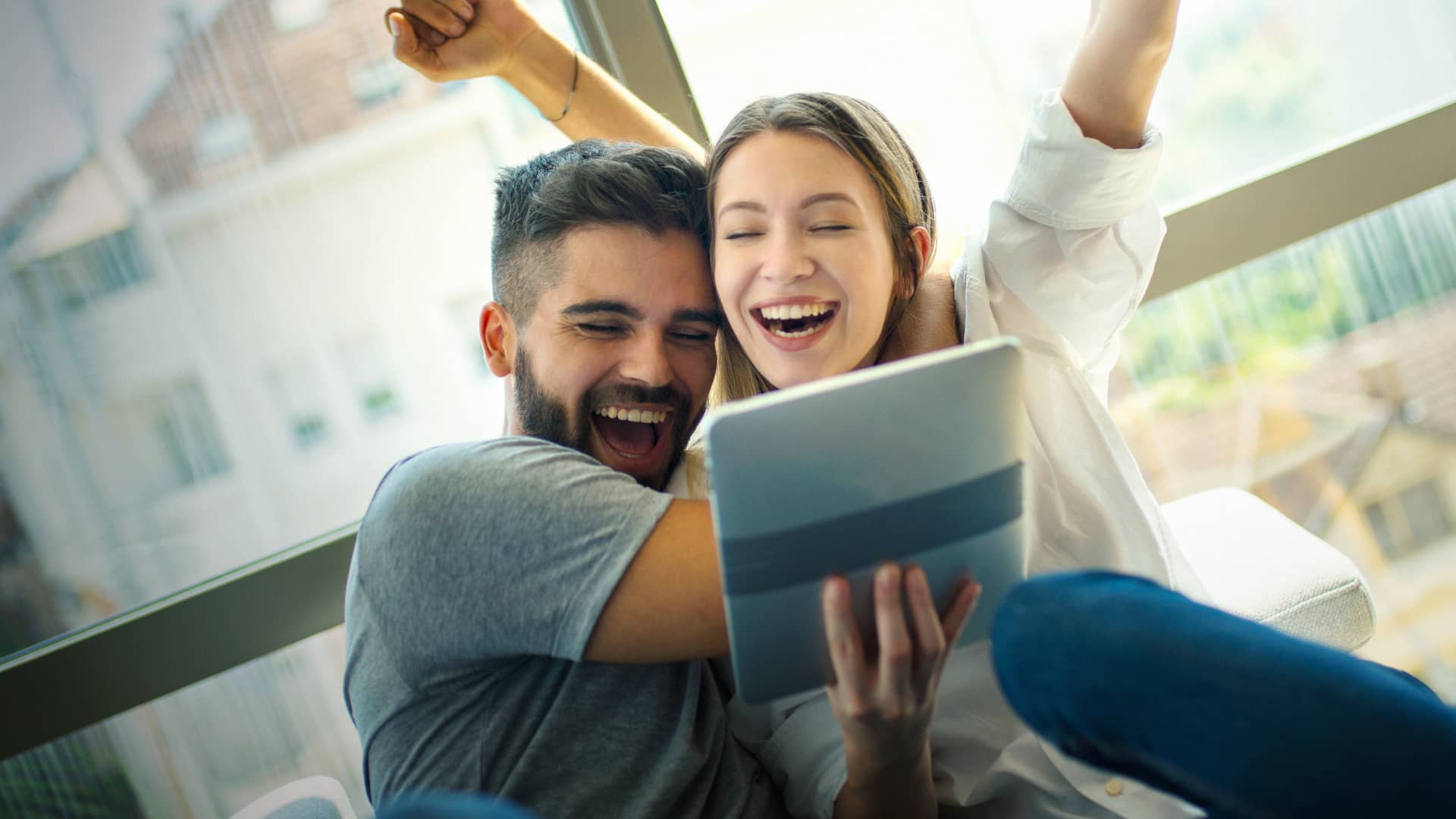 Pareja celebra que les han concendido una hipoteca online para comprar la casa de sus sueños con Imagin bank