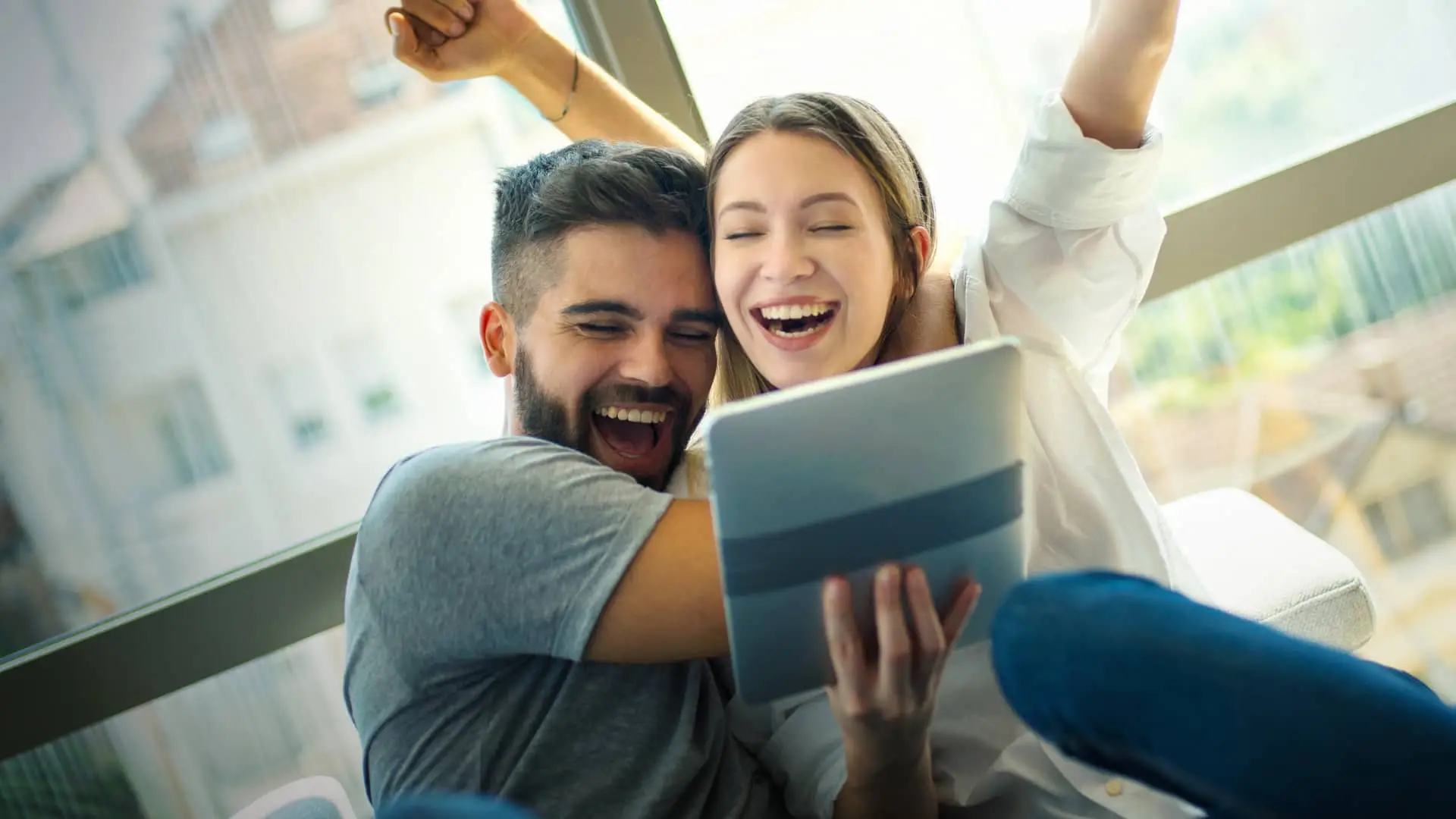 Pareja celebra que les han concendido una hipoteca online para comprar la casa de sus sueños con Imagin bank Pareja celebra que les han concendido una hipoteca online para comprar la casa de sus sueños con Imagin bank