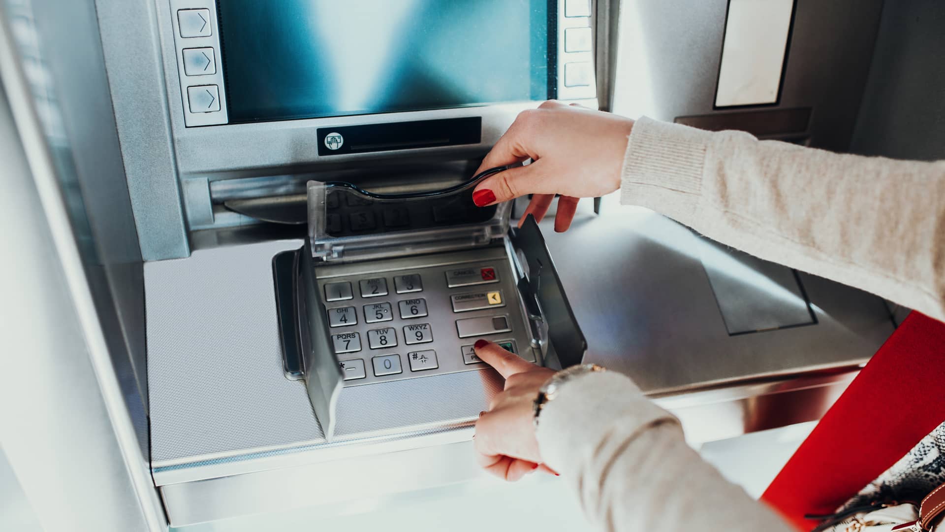 Mujer usando cajero de oficina imaginbank Mujer usando cajero de oficina imaginbank