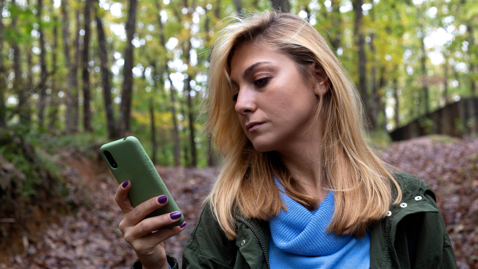 Mujer de paseo la cual ha recibido una notificación en su smartphone de su banco online imaginbank Mujer de paseo la cual ha recibido una notificación en su smartphone de su banco online imaginbank