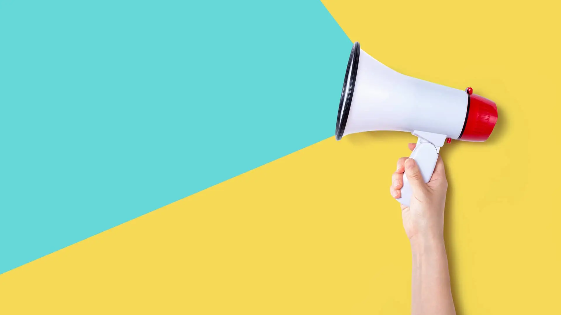 Mano con megáfono para dar a conocer su opinón sobre imaginbank Mano con megáfono para dar a conocer su opinón sobre imaginbank