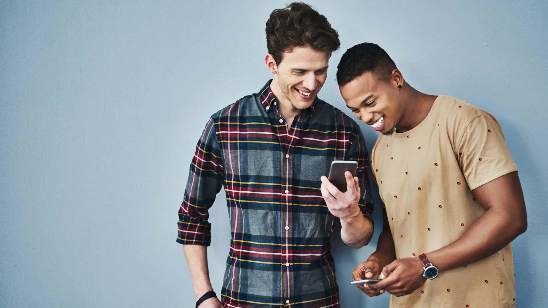 Amigo enviando al otro invitación a unirse al plan amigo imaginbank con su smartphone