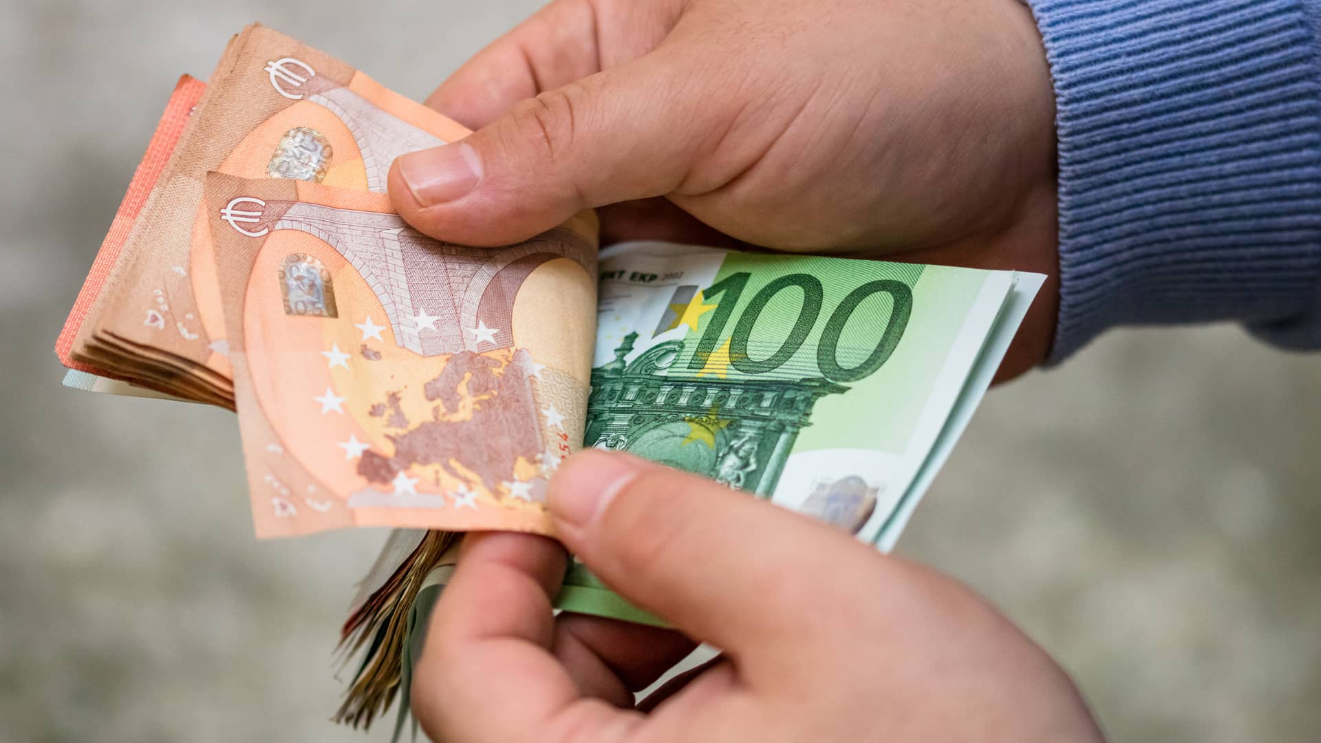 Hombre con dinero de prestamo imaginbank Hombre con dinero de prestamo imaginbank