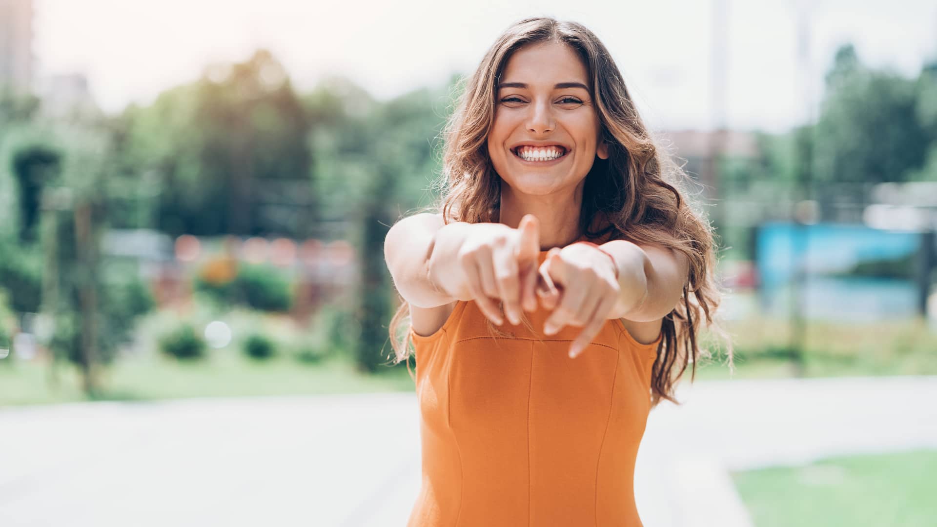 Mujer alegre porque ha recbidio cashback de ing Mujer alegre porque ha recbidio cashback de ing