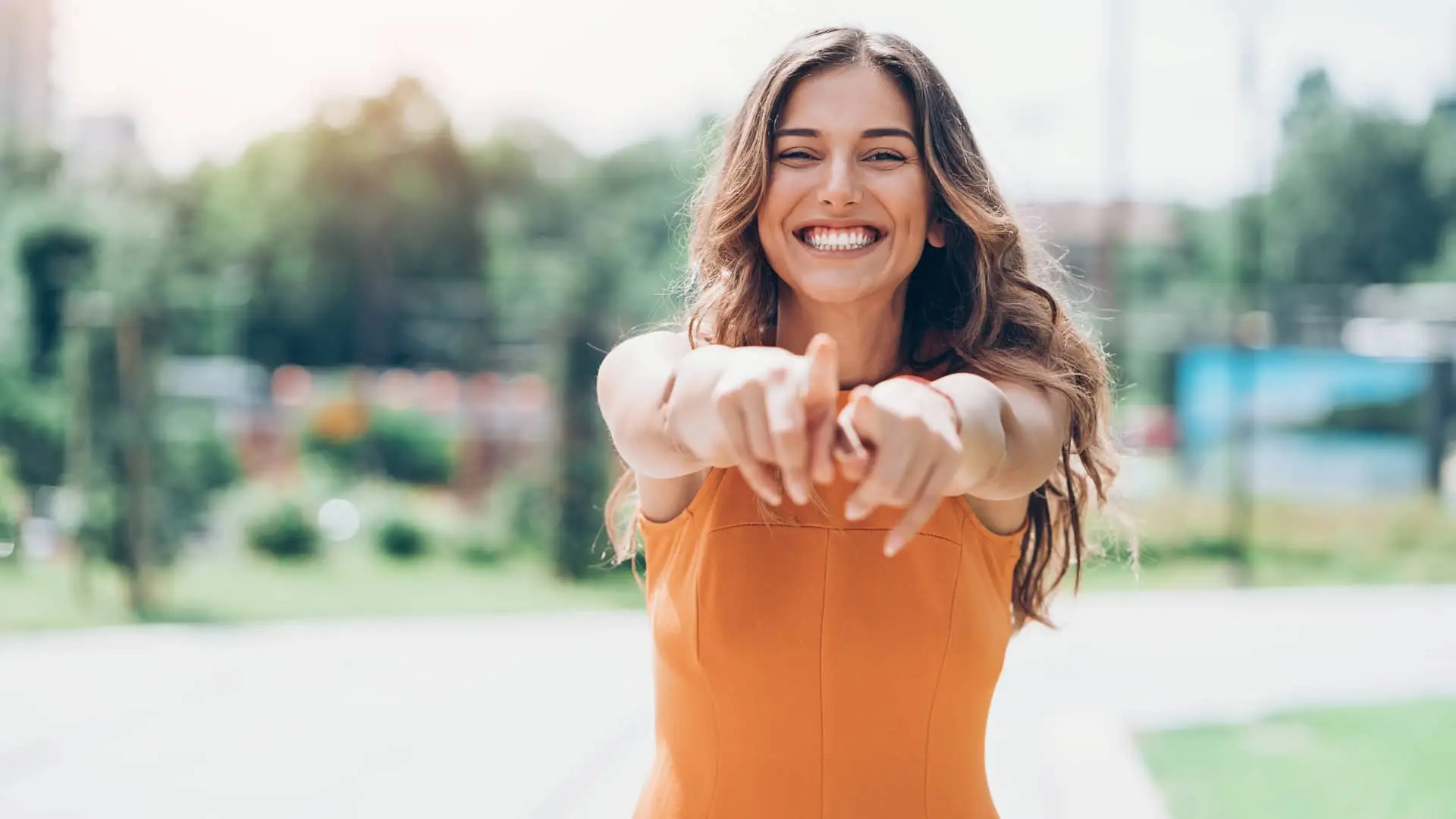Mujer alegre porque ha recbidio cashback de ing Mujer alegre porque ha recbidio cashback de ing