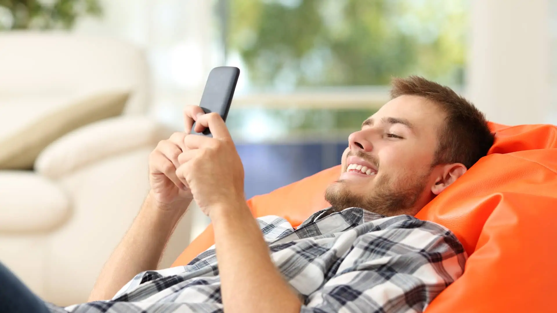 Hombre viendo sus cuentas ing con su smarphone