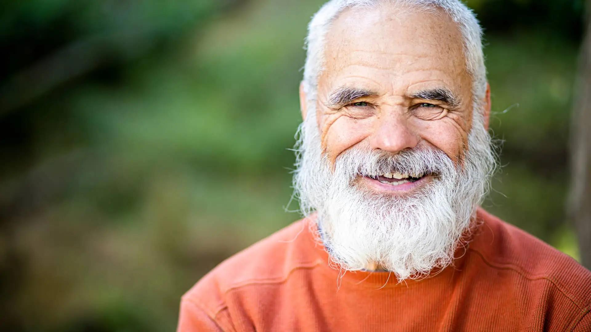 Retrato de un hombre mayor feliz disfrutando de su plan de pensiones de ing Retrato de un hombre mayor feliz disfrutando de su plan de pensiones de ing