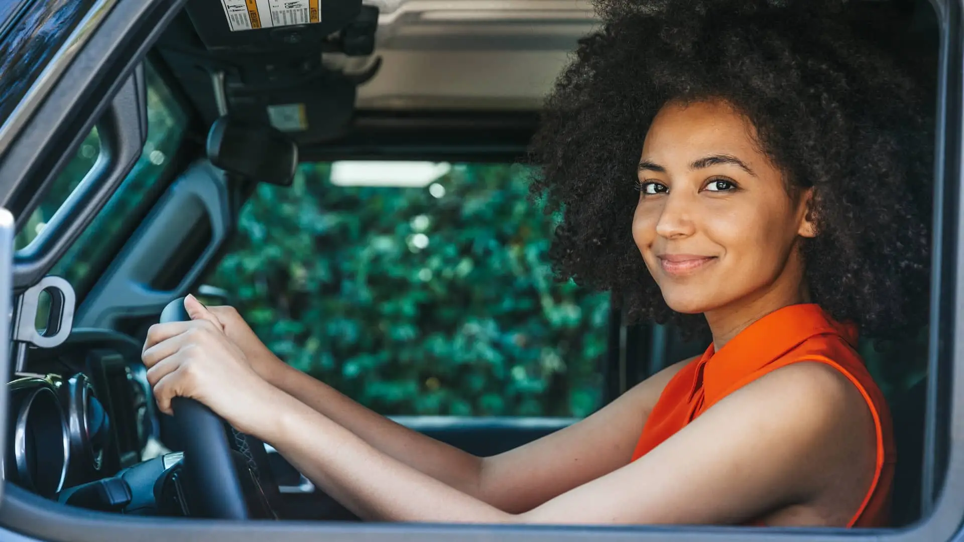 Mujer conduciendo su coche representa seguros ing Mujer conduciendo su coche representa seguros ing
