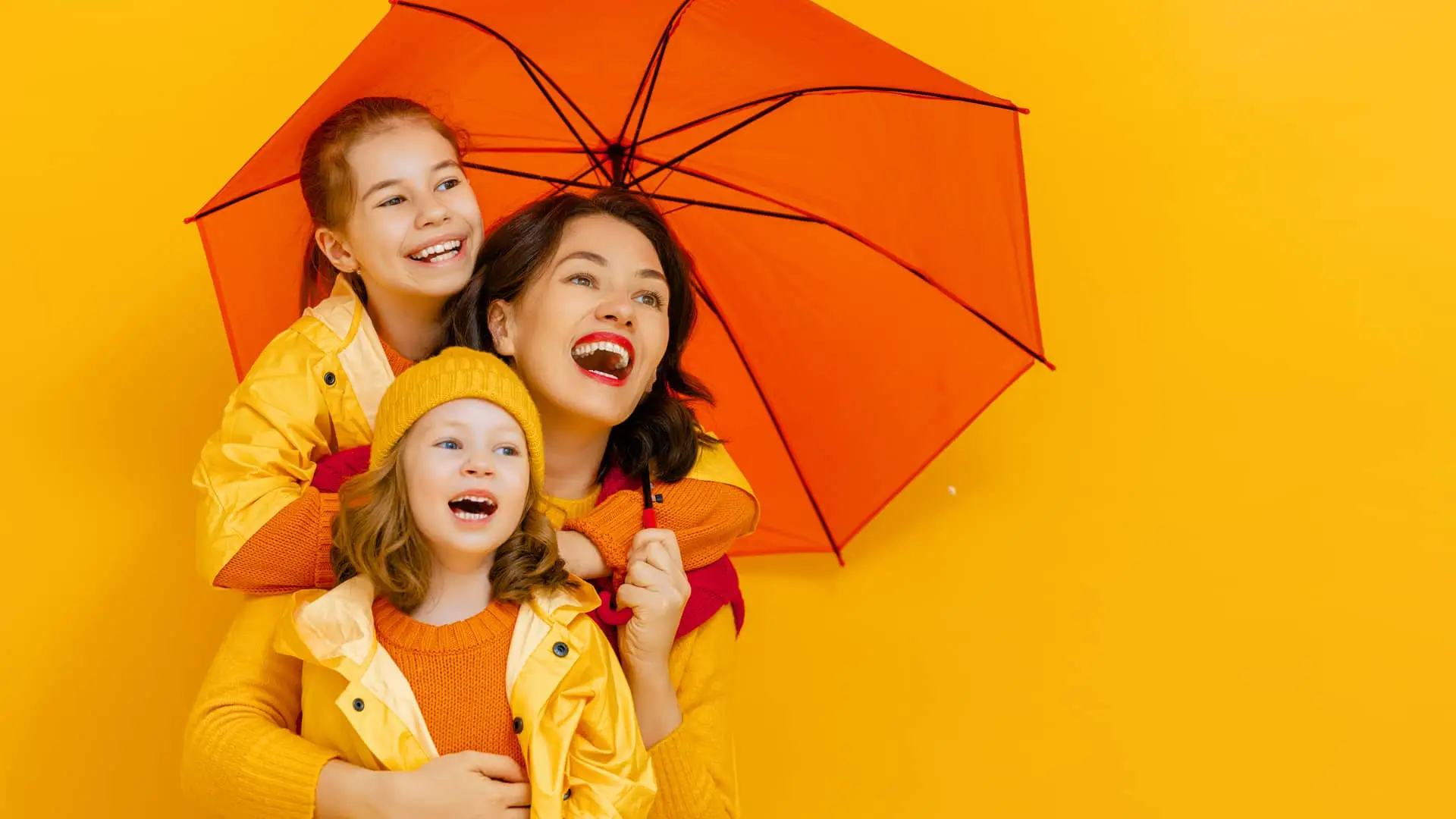 Familia con paraguas cubiertos ante cualquier imprevisto Familia con paraguas cubiertos ante cualquier imprevisto