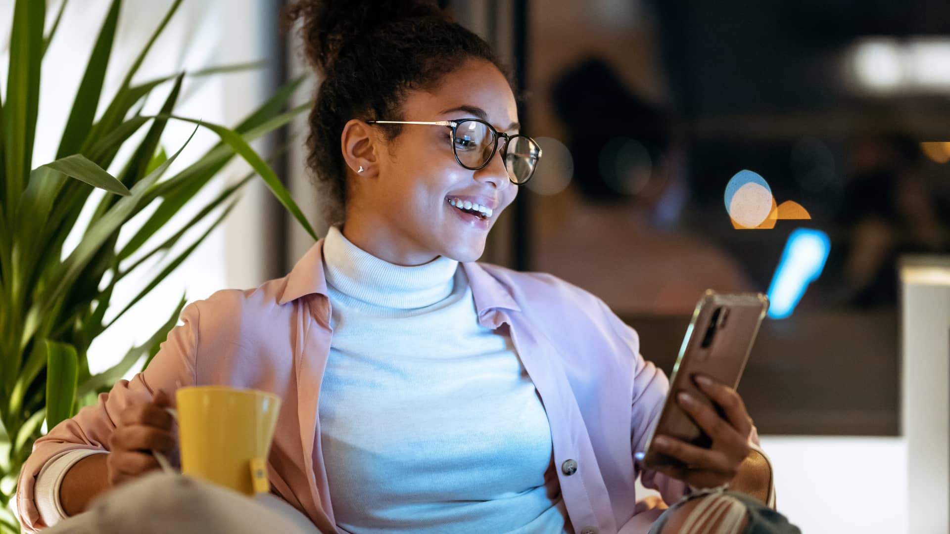 Mujer viendo en su smartphone sus cuentas kutxabank Mujer viendo en su smartphone sus cuentas kutxabank