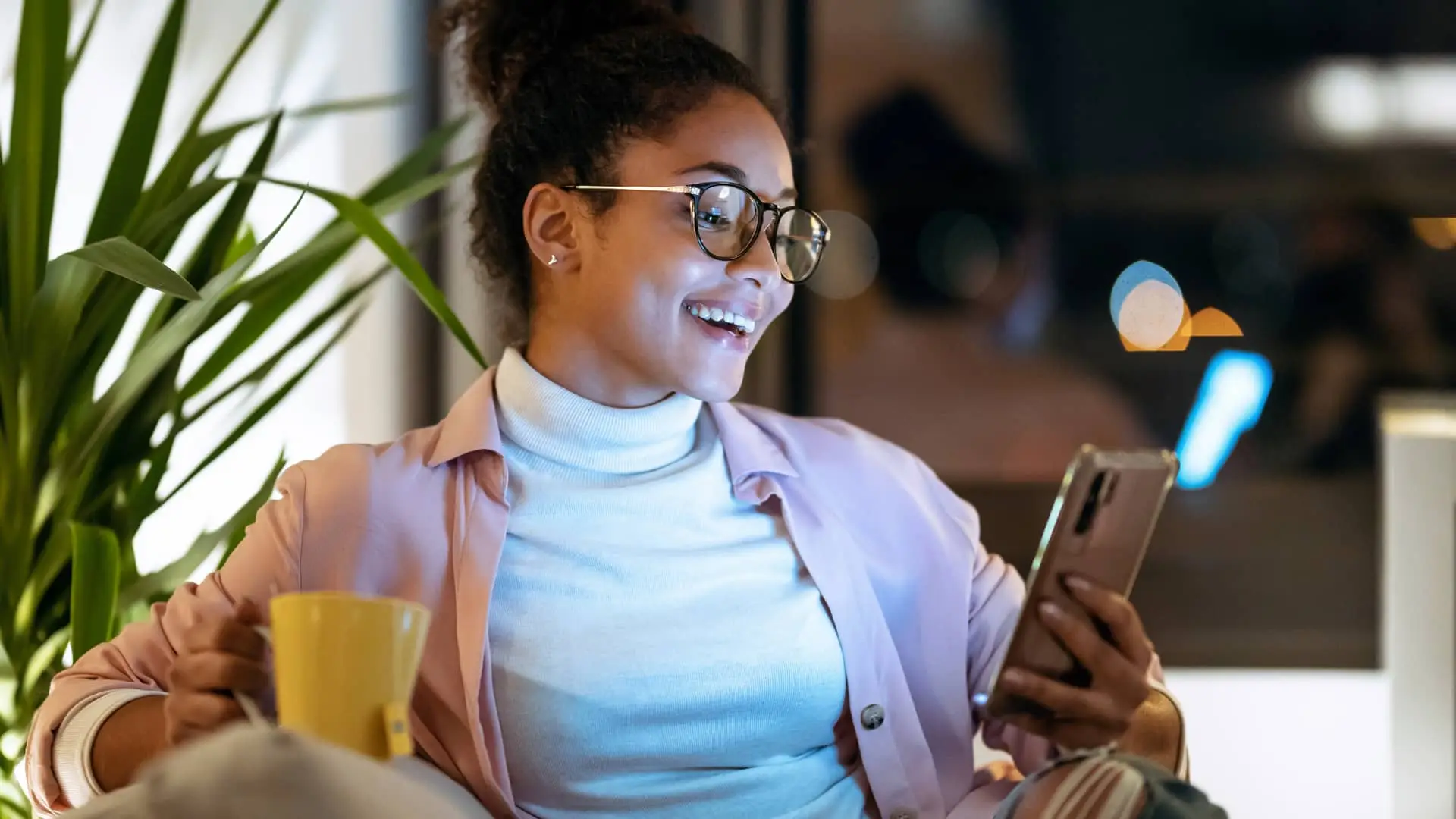 Mujer viendo en su smartphone sus cuentas kutxabank Mujer viendo en su smartphone sus cuentas kutxabank