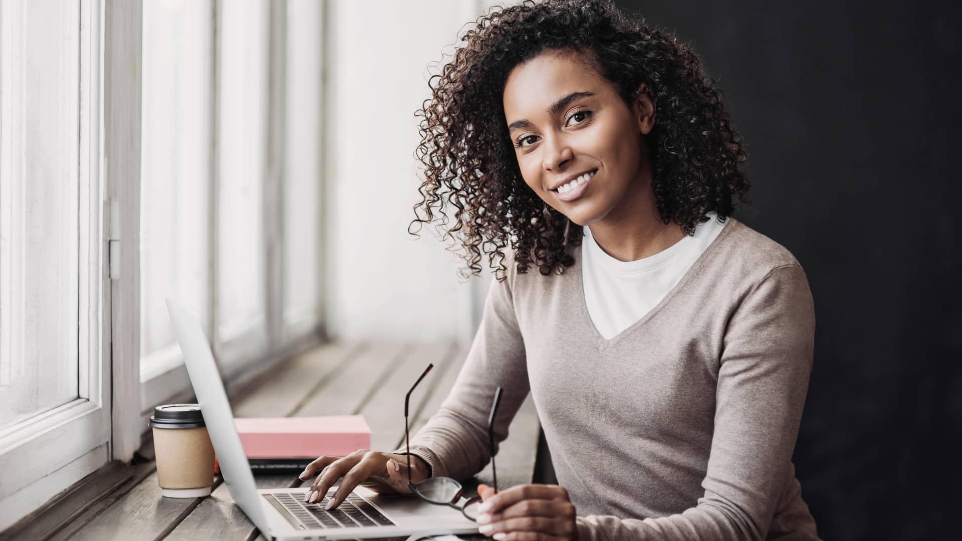 Mujer viendo sus cuentas de kutxabank online con su laptop