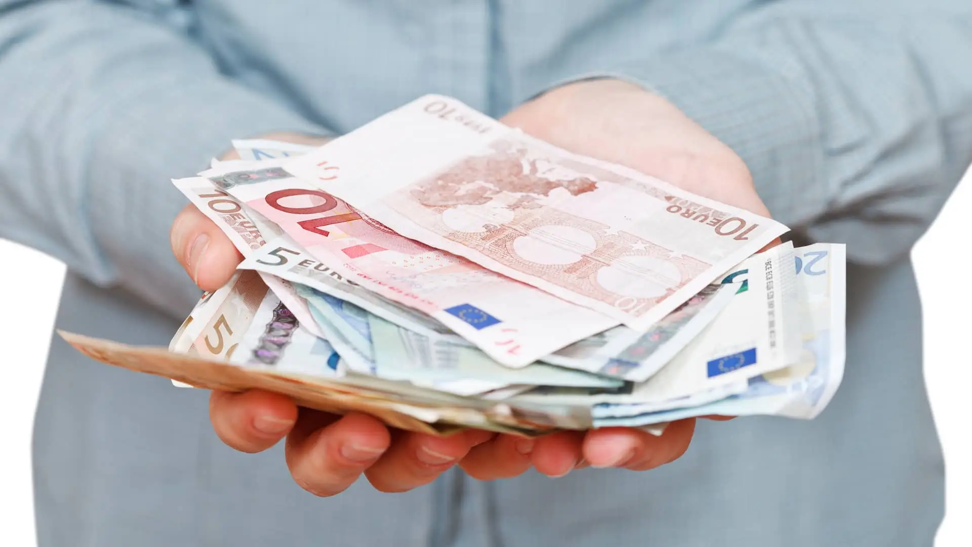 Hombre con dinero de prestamo kutxabank