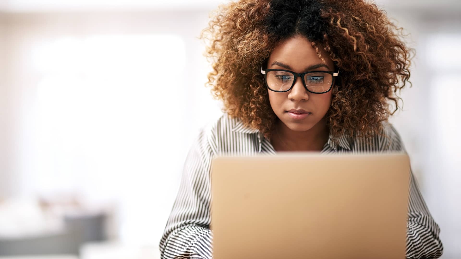 Mujer realizando transferencias desde kutxabank