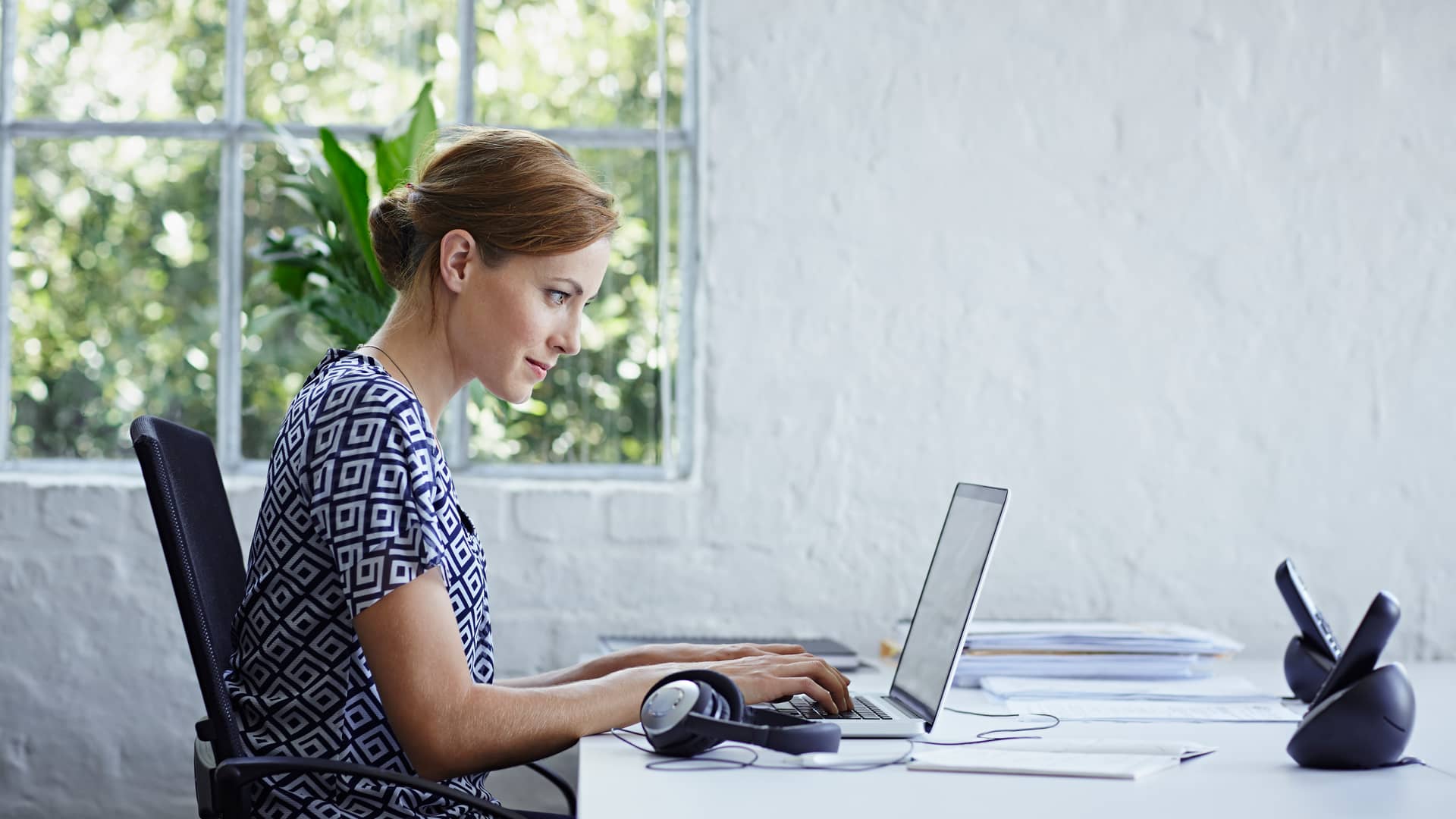 Mujer viendo sus cuentas de mediolanum en su ordenador