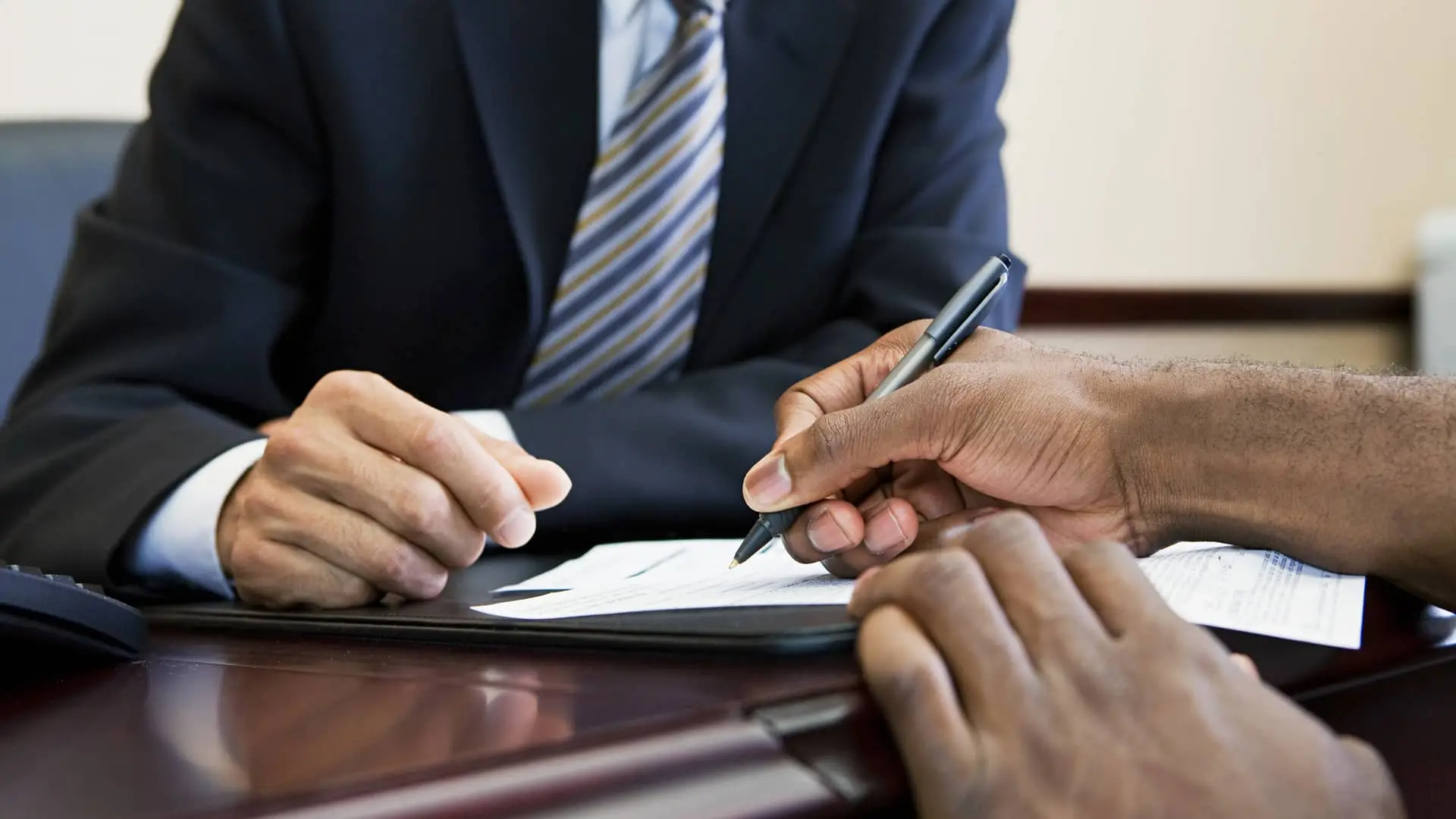 Hombre firmando hipoteca mediolanum Hombre firmando hipoteca mediolanum