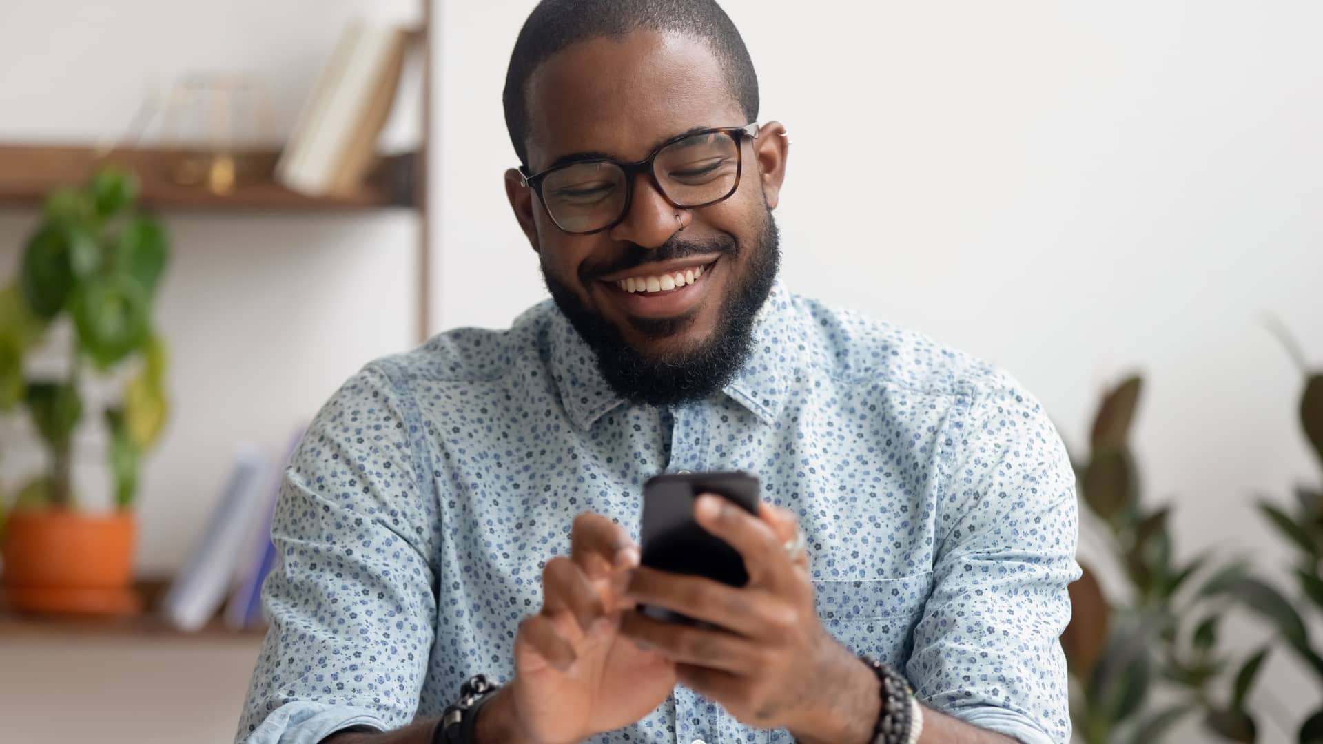 Joven viendo su banco mediolanum online con su smartphone Joven viendo su banco mediolanum online con su smartphone