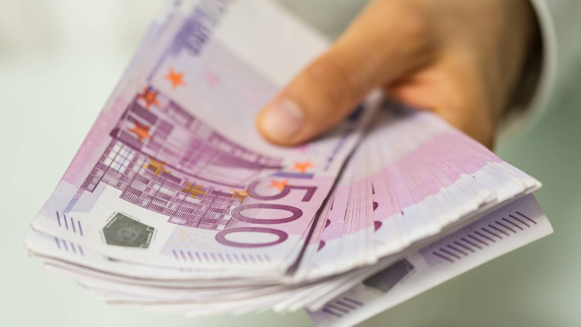 Joven con dinero de prestamo de mediolanum Joven con dinero de prestamo de mediolanum