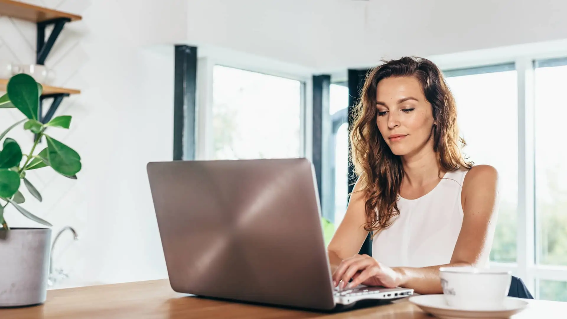 Mujer viendo sus cuentas de myinvestor en su laptop Mujer viendo sus cuentas de myinvestor en su laptop
