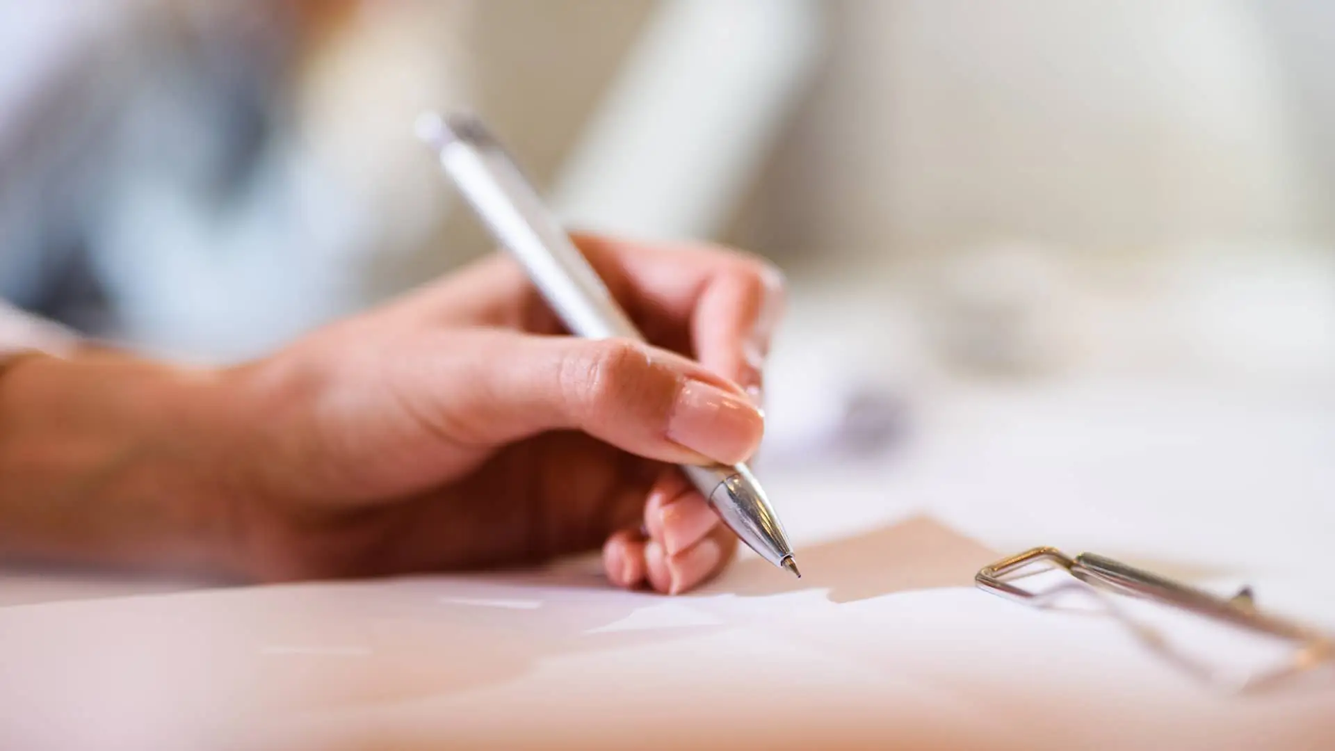 Mujer firmando contrato de hipoteca myinvestor Mujer firmando contrato de hipoteca myinvestor