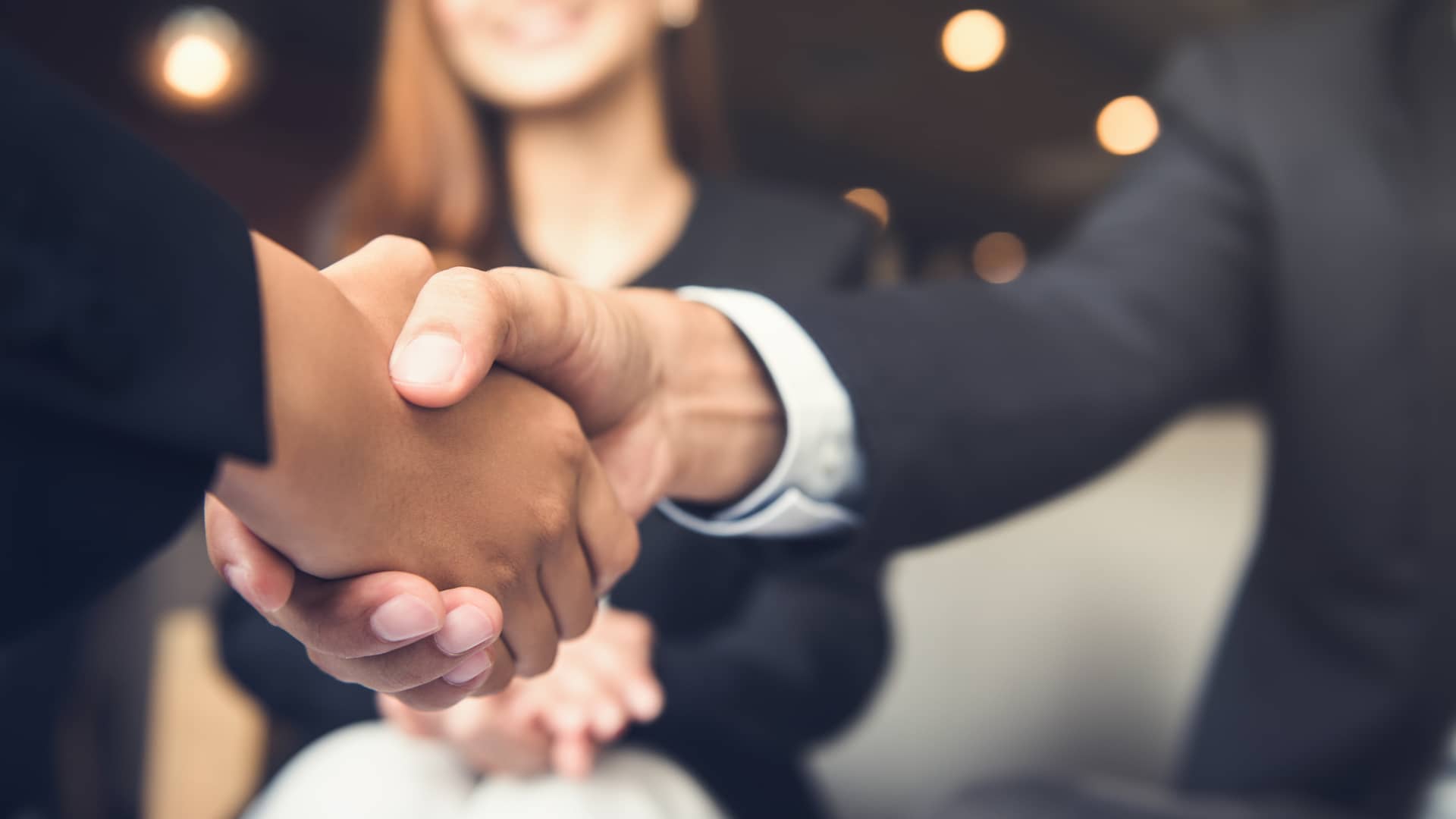 Apretón de manos para cerrar acuerdo de subrogación myinvestor Apretón de manos para cerrar acuerdo de subrogación myinvestor