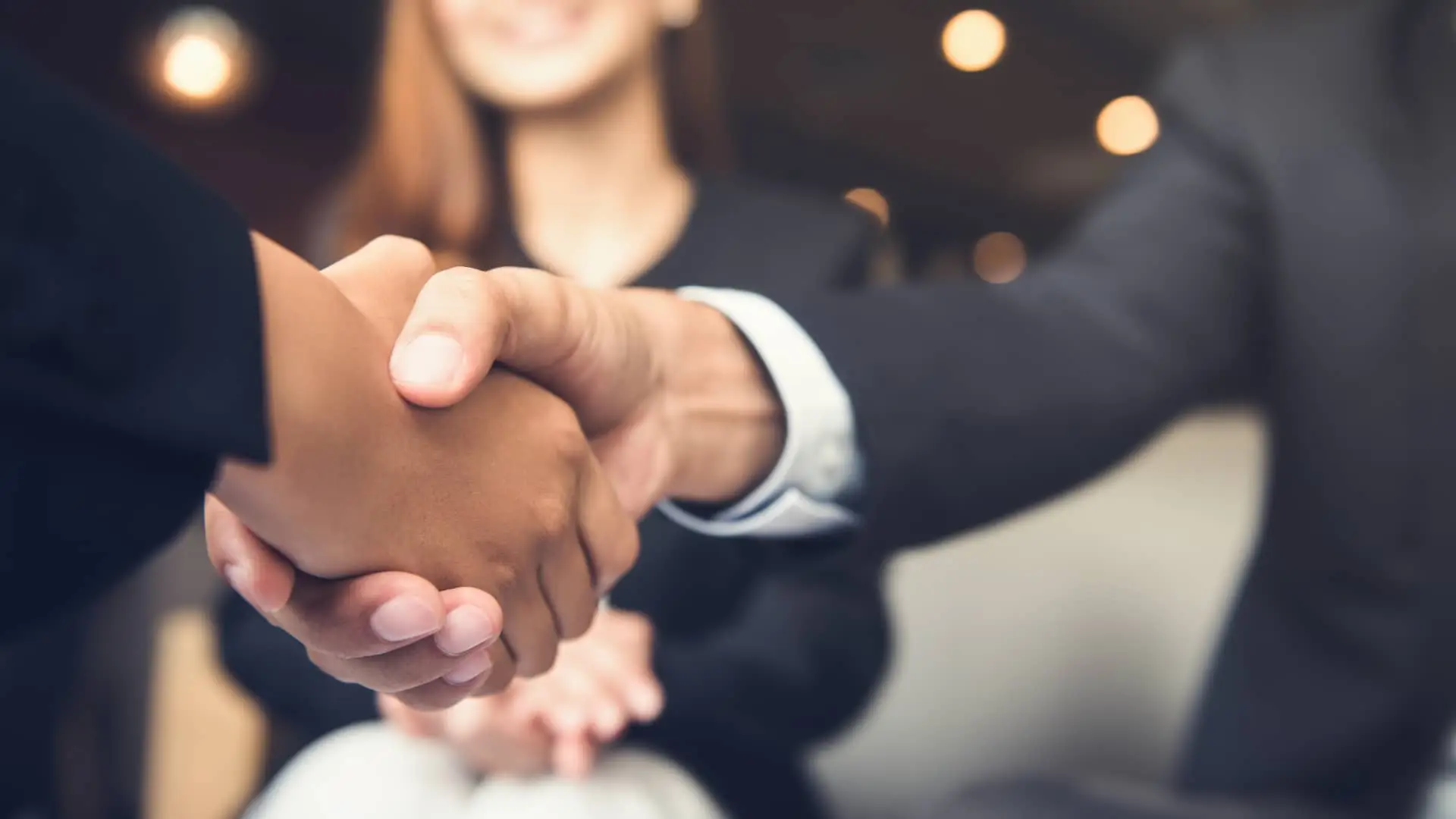 Apretón de manos para cerrar acuerdo de subrogación myinvestor