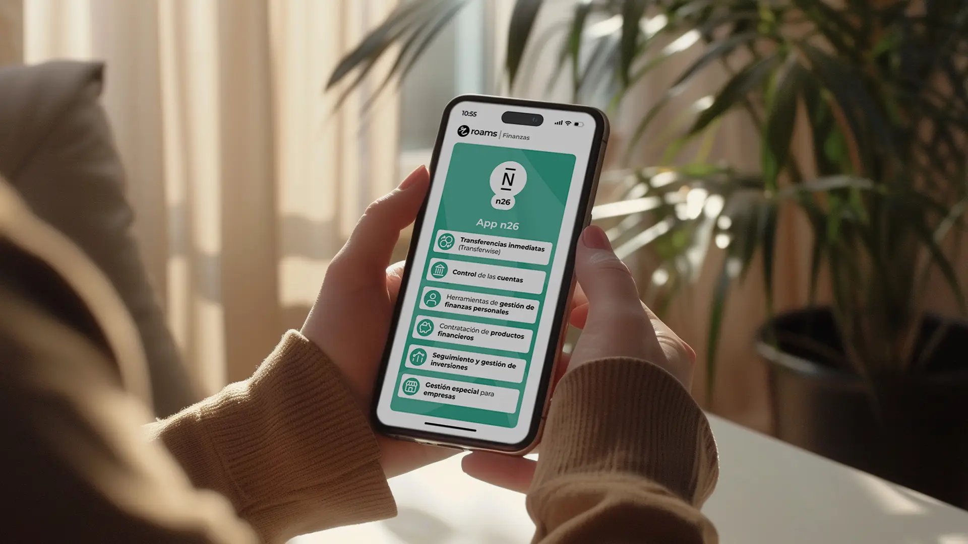 Usuario consultando las ventajas de la app de 26 desde la que va a poder gestionar sus finanzas personales. Usuario consultando las ventajas de la app de 26 desde la que va a poder gestionar sus finanzas personales.