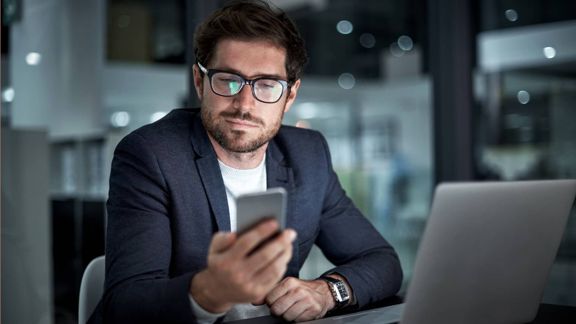 Hombre viendo sus cuentas de n26 en su smartphone