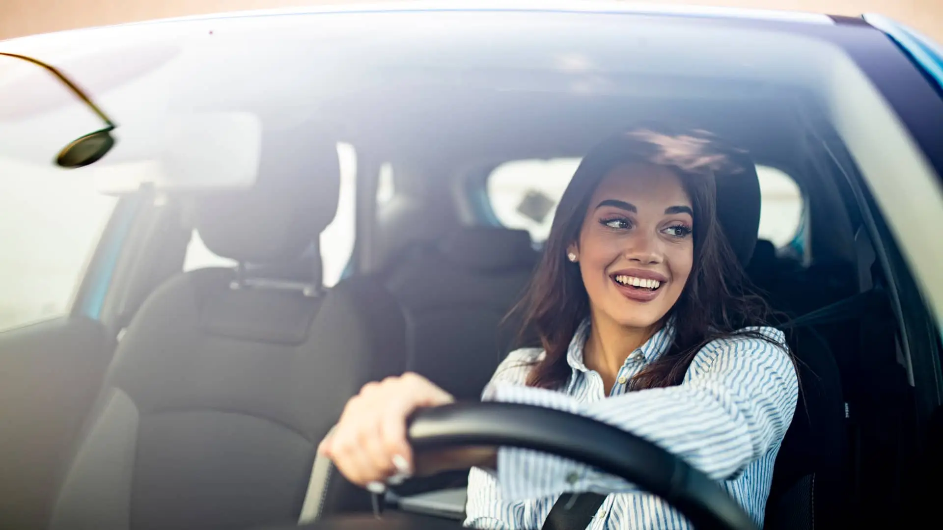 Joven conduciendo su coche asegurado con n26 Joven conduciendo su coche asegurado con n26