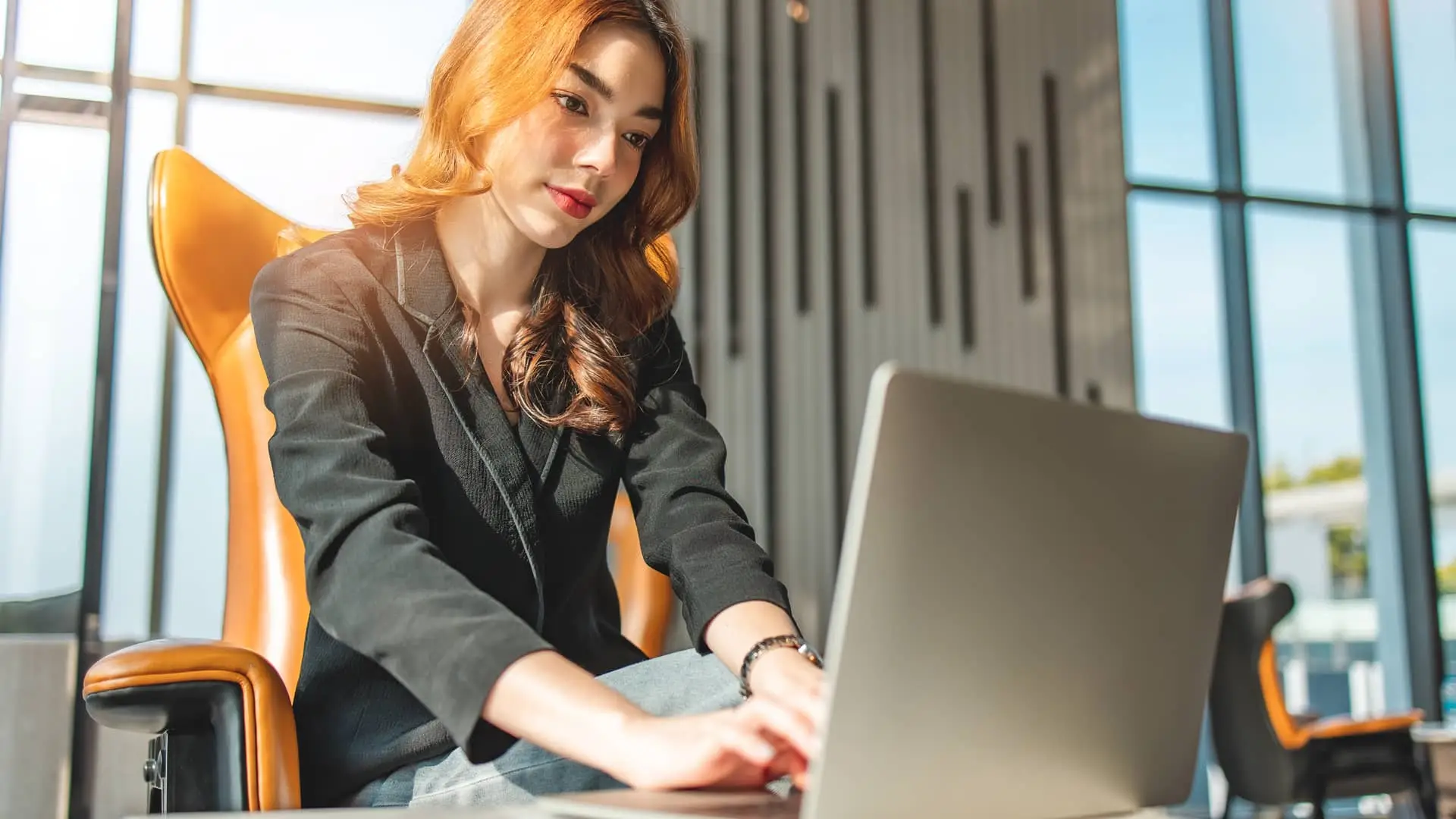 Mujer realizando transferencias desde su cuenta n26 con su laptop Mujer realizando transferencias desde su cuenta n26 con su laptop