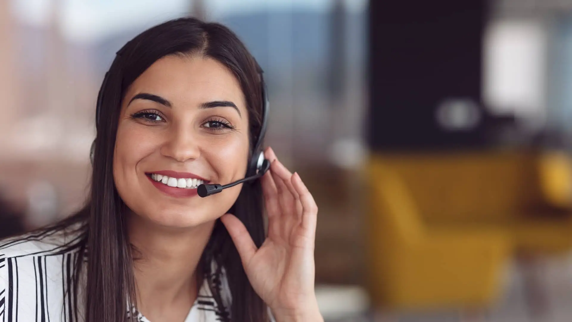 Teleoperadora de atención al cliente de oney atendiendo llamada Teleoperadora de atención al cliente de oney atendiendo llamada