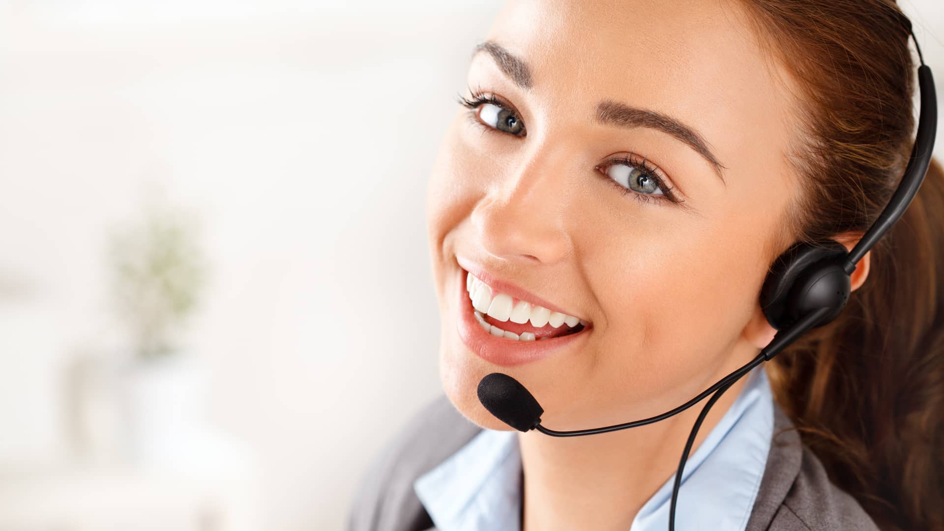 Teleoperadora de atención al cliente openbank atendiendo llamada Teleoperadora de atención al cliente openbank atendiendo llamada