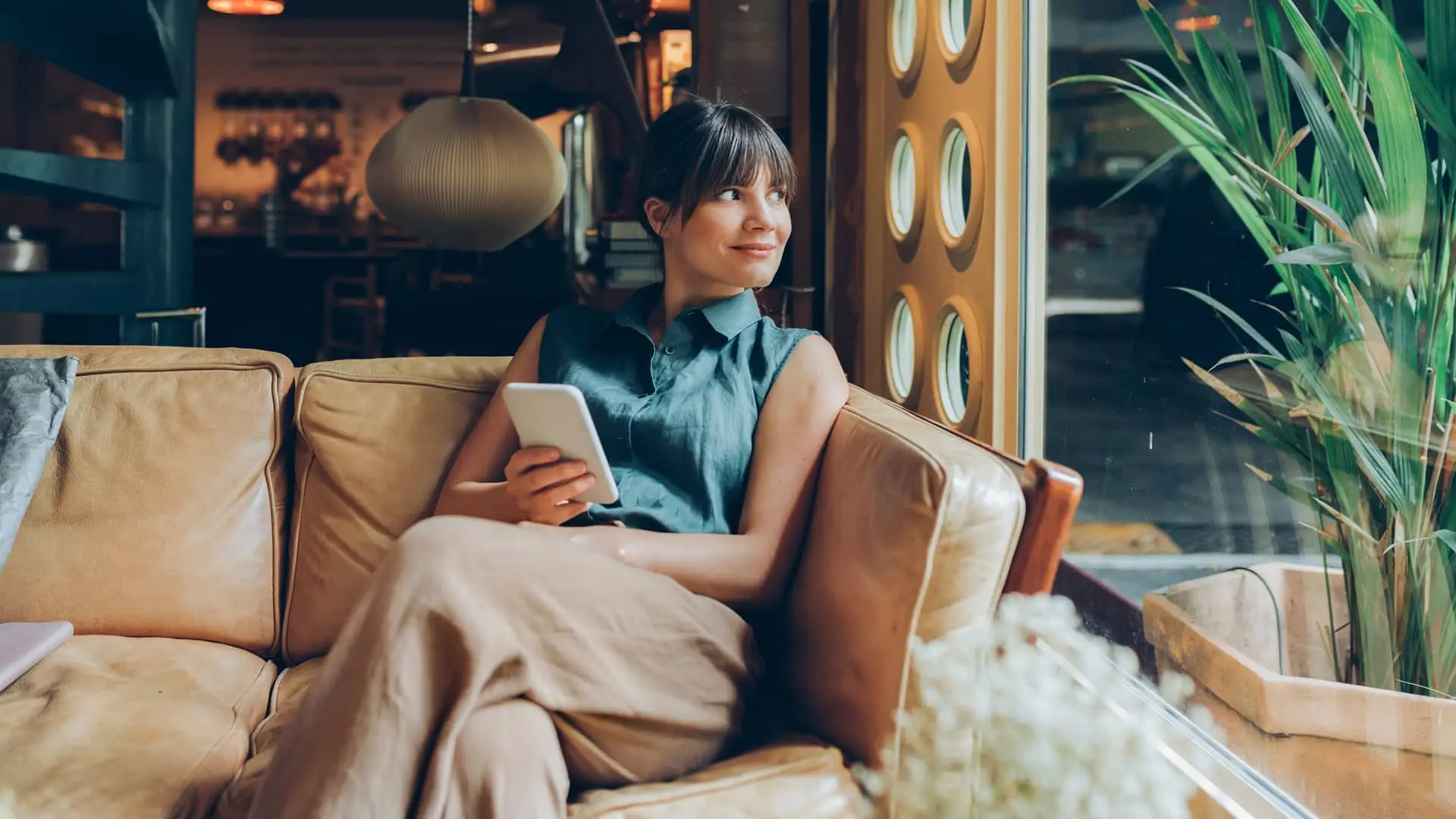 Mujer de negocios mira las cuentas en su smartphone Mujer de negocios mira las cuentas en su smartphone