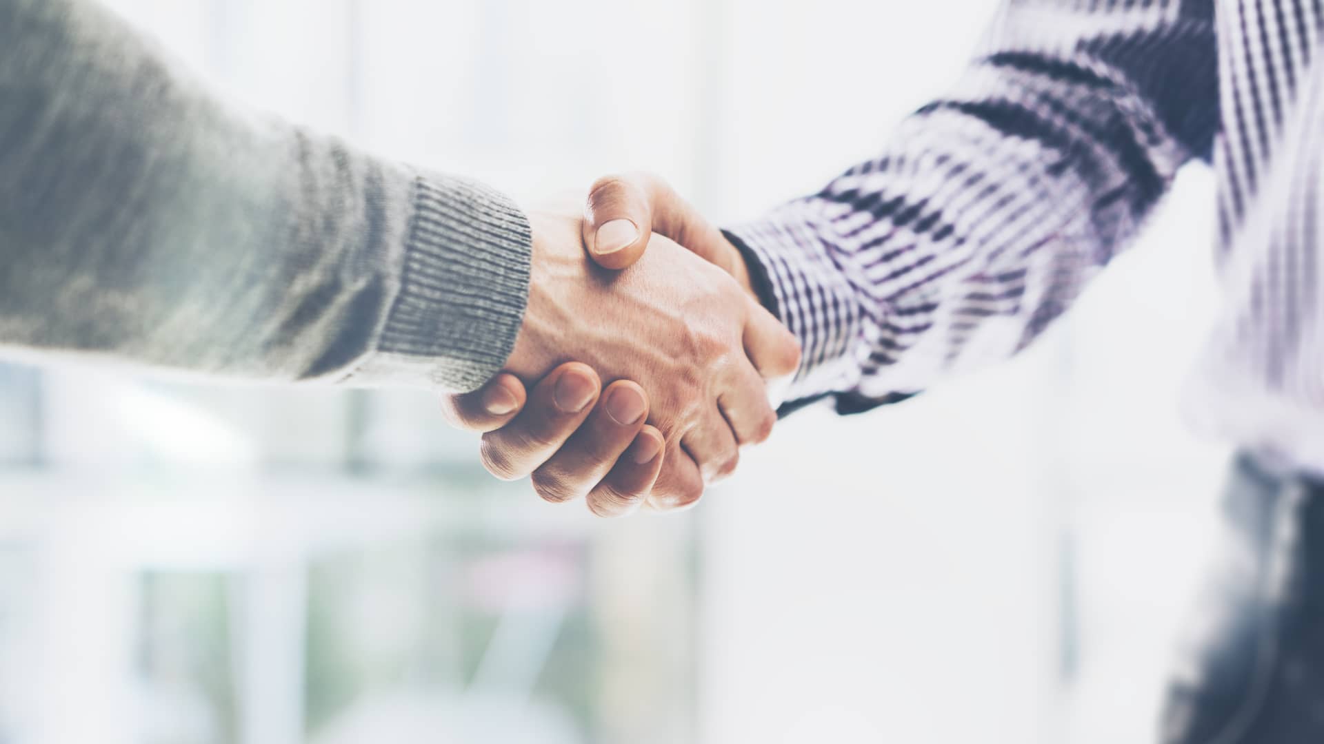 Estrechar las manos como simbolo de acuerdo en subrogación openbank Estrechar las manos como simbolo de acuerdo en subrogación openbank