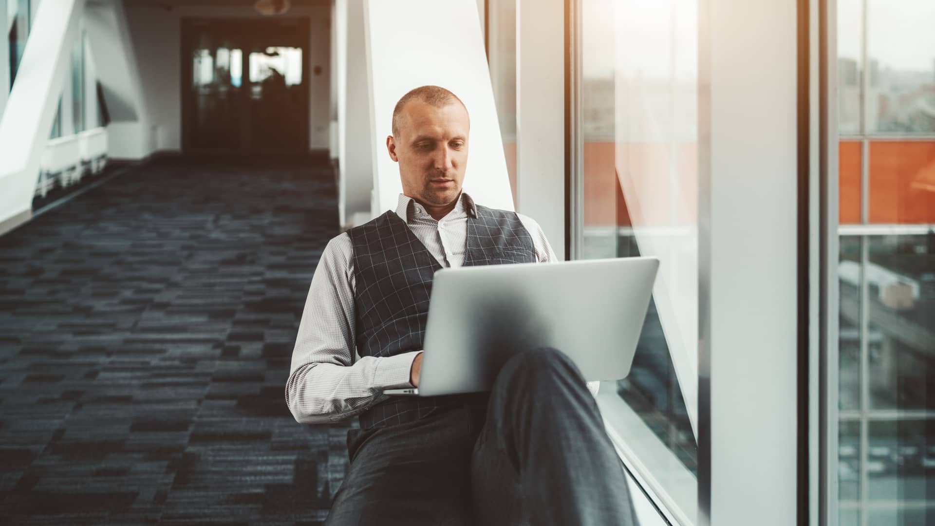 Hombre viendo en su laptop sus cuentas de pibank Hombre viendo en su laptop sus cuentas de pibank