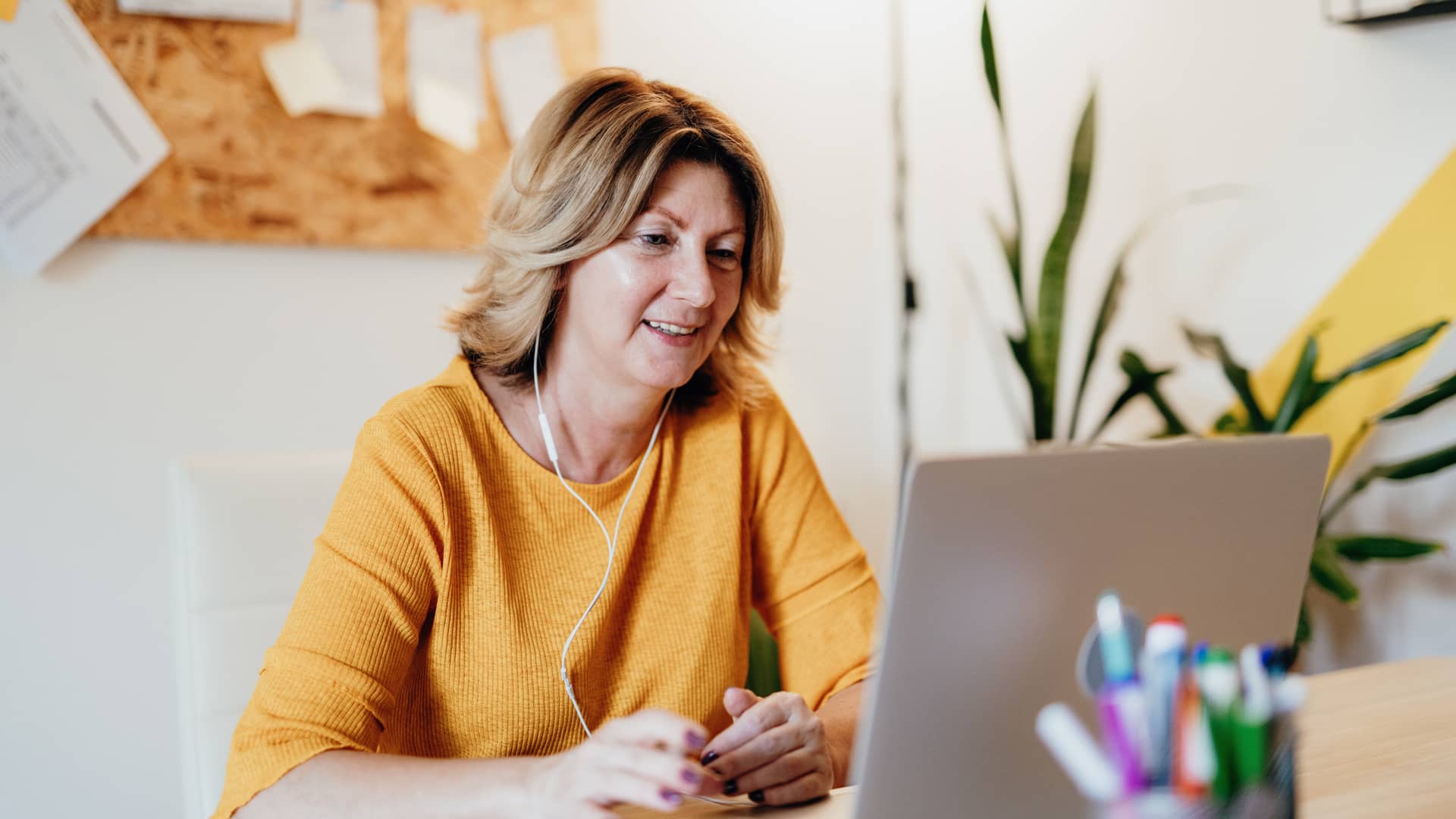 Mujer realizando transferencias desde cuenta pibank con su ordenador portátil