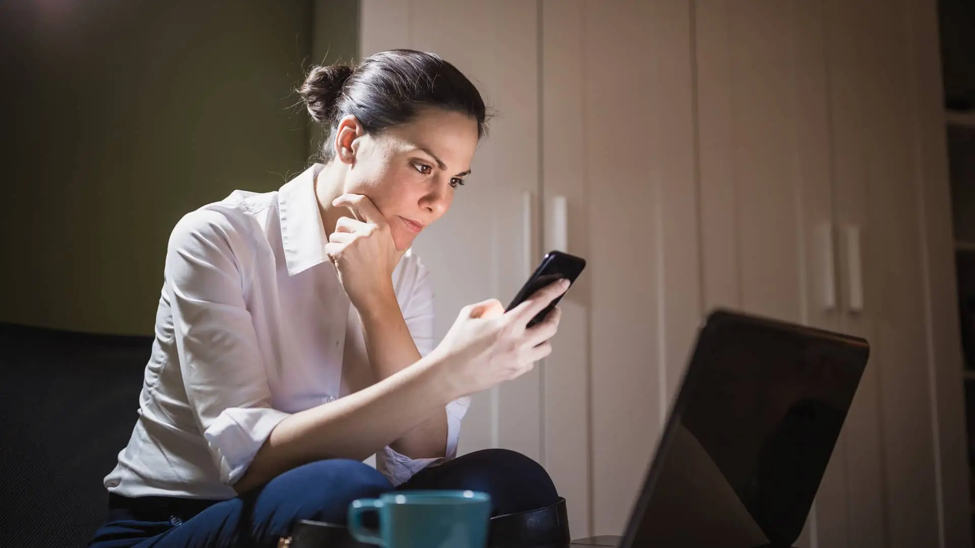 Mujer siguiendo los pasos para cancelar su cuenta Revolut desde su móvil Mujer siguiendo los pasos para cancelar su cuenta Revolut desde su móvil
