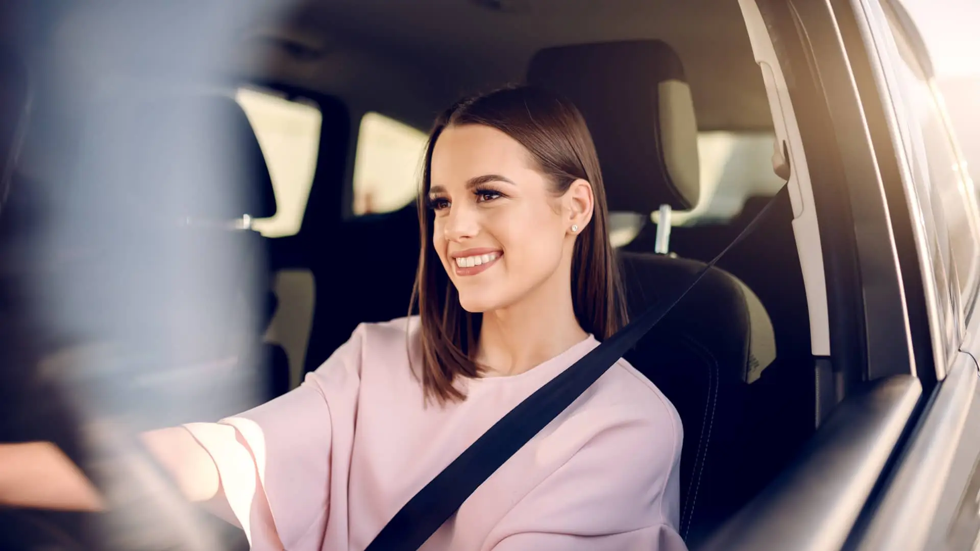 Joven conduciendo su nuevo coche asegurado con revolut Joven conduciendo su nuevo coche asegurado con revolut