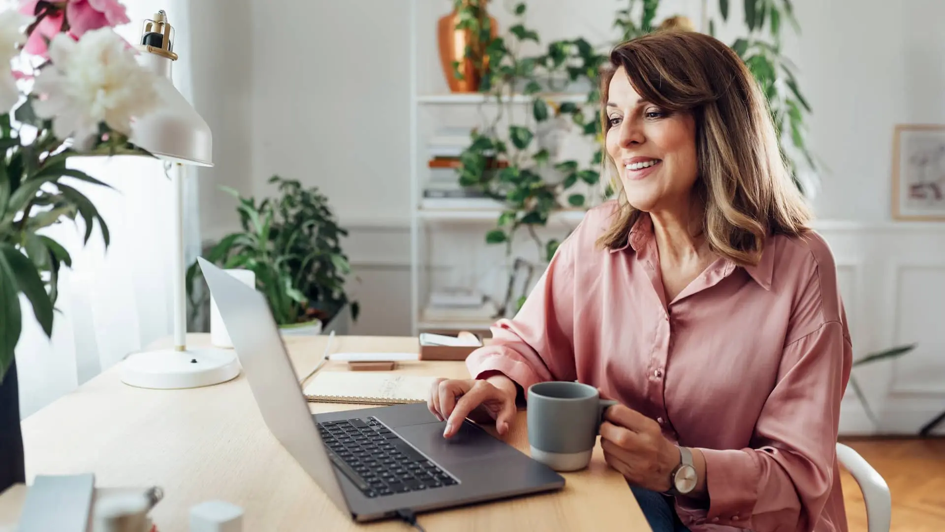 Mujer realizando transferencias con su laptop desde su cuenta revolut Mujer realizando transferencias con su laptop desde su cuenta revolut
