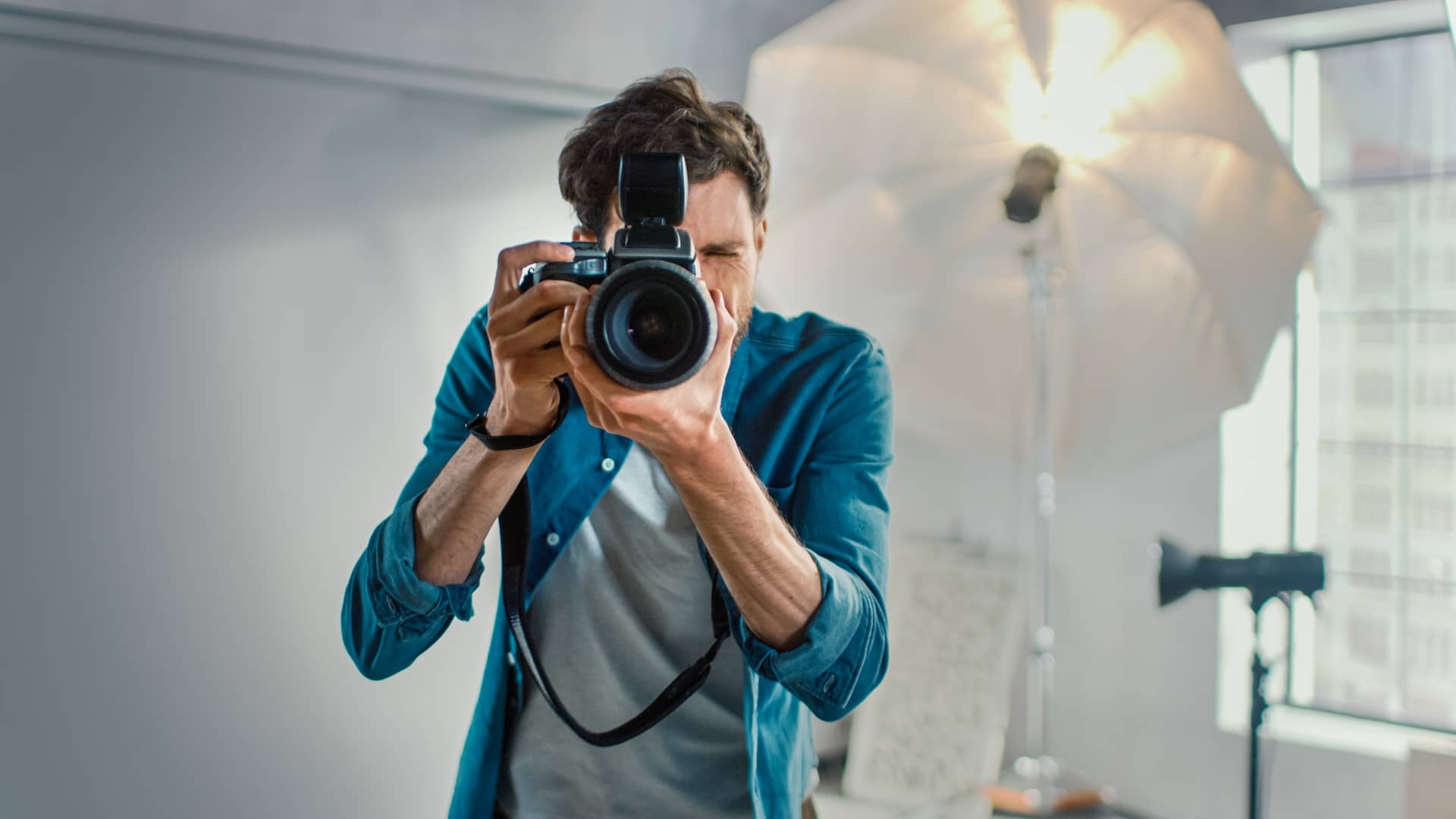 Fotógrafo autónomo en su estudio