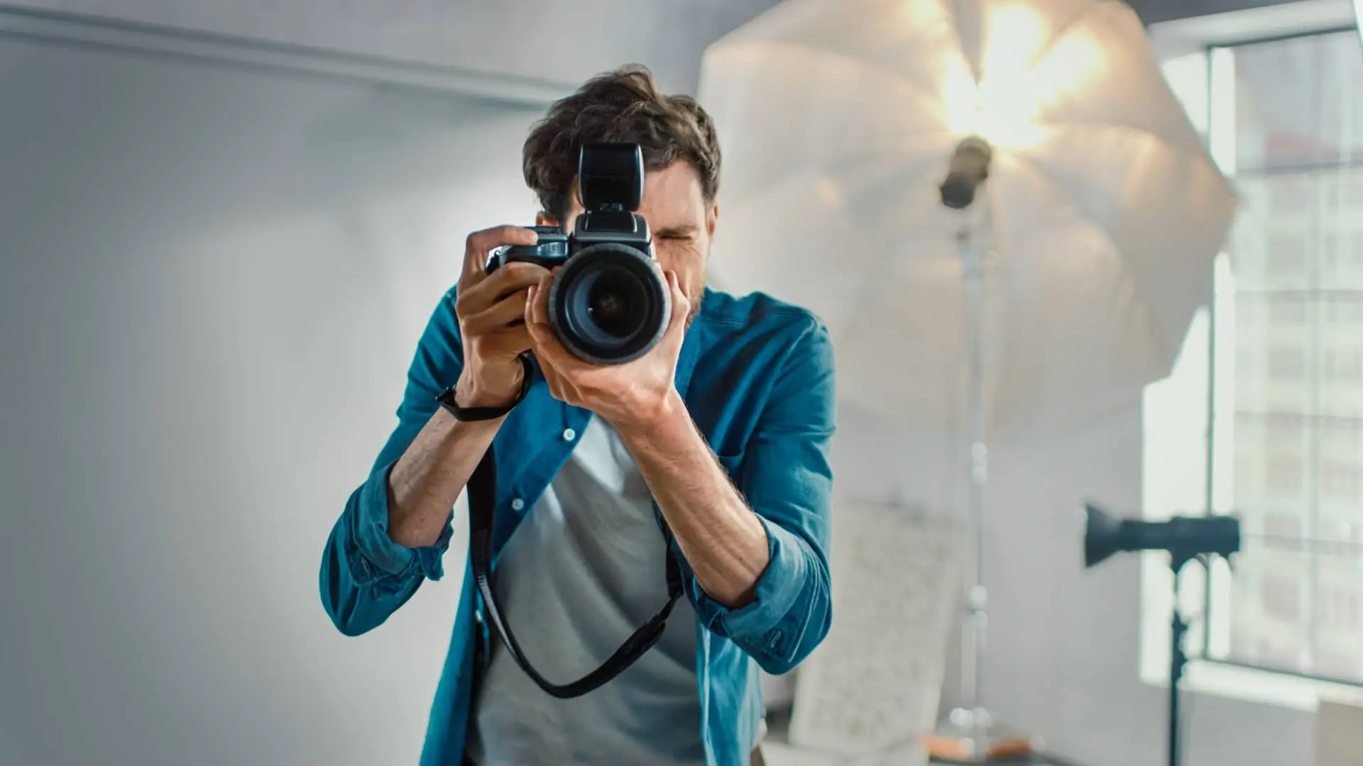 Fotógrafo autónomo en su estudio